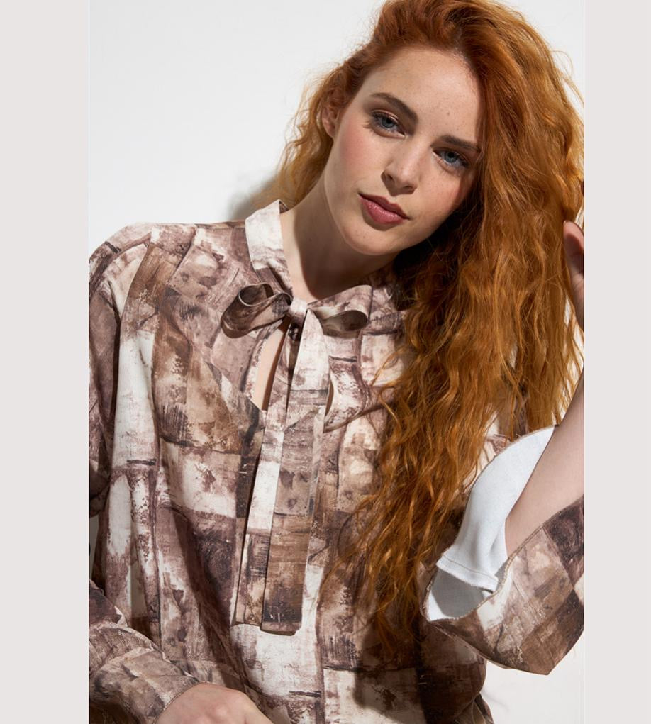 Blusa com padrão em tons terrosos