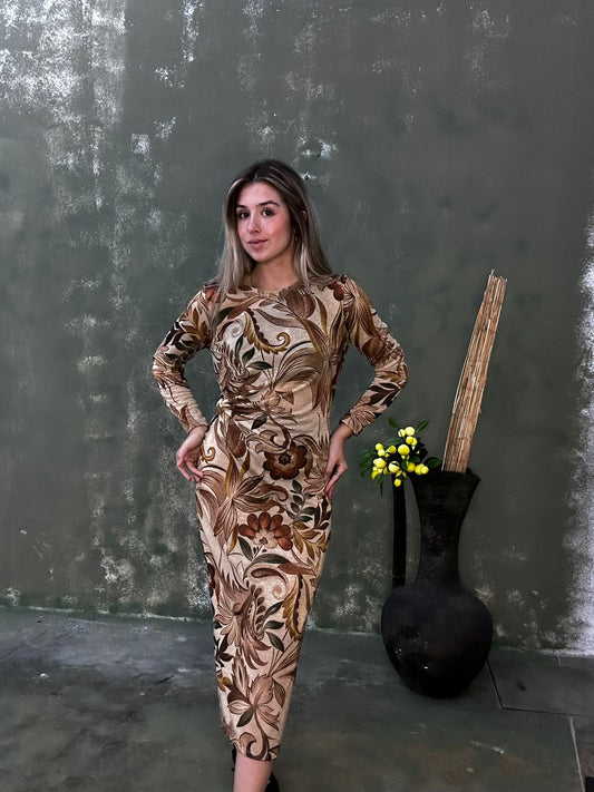 Vestido com padrões florais com detalhe dourado