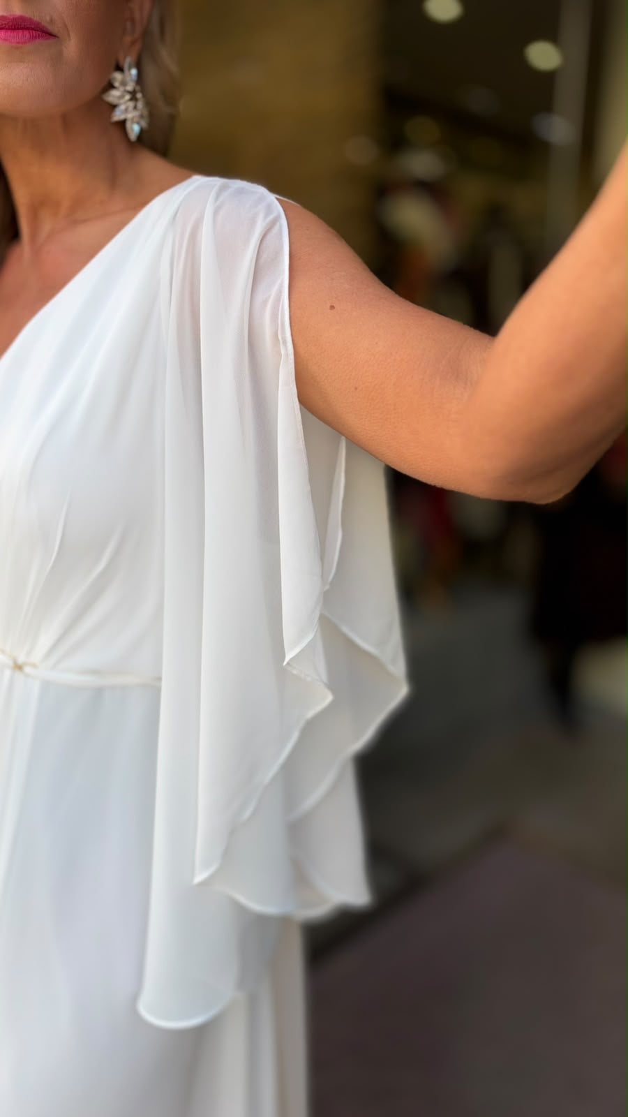 VESTIDO COMPRIDO BRANCO COM MANGAS CAPA