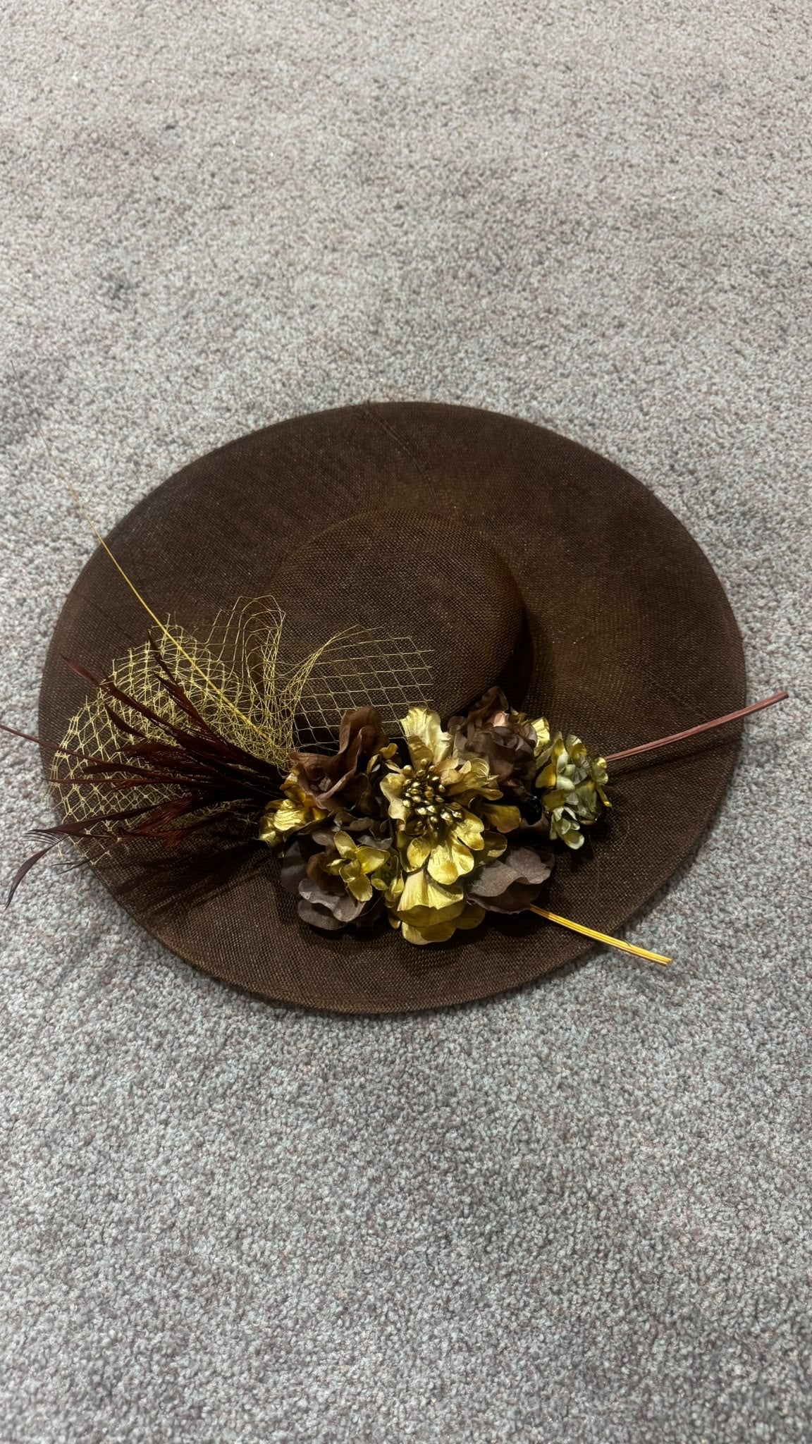 TOUCADO CASTANHO COM FLORES DOURADAS