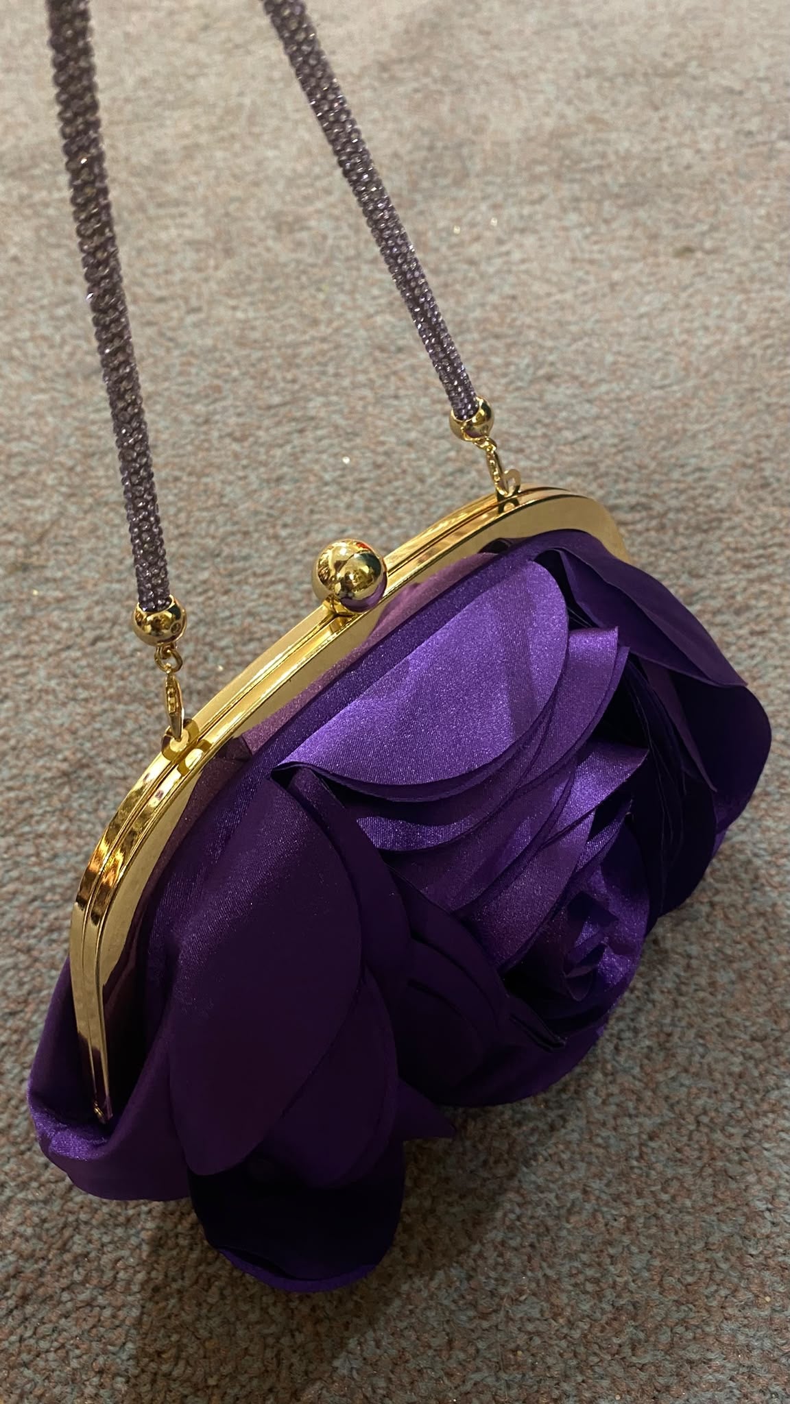 POCHETE BERINGELA ACETINADA COM FLOR