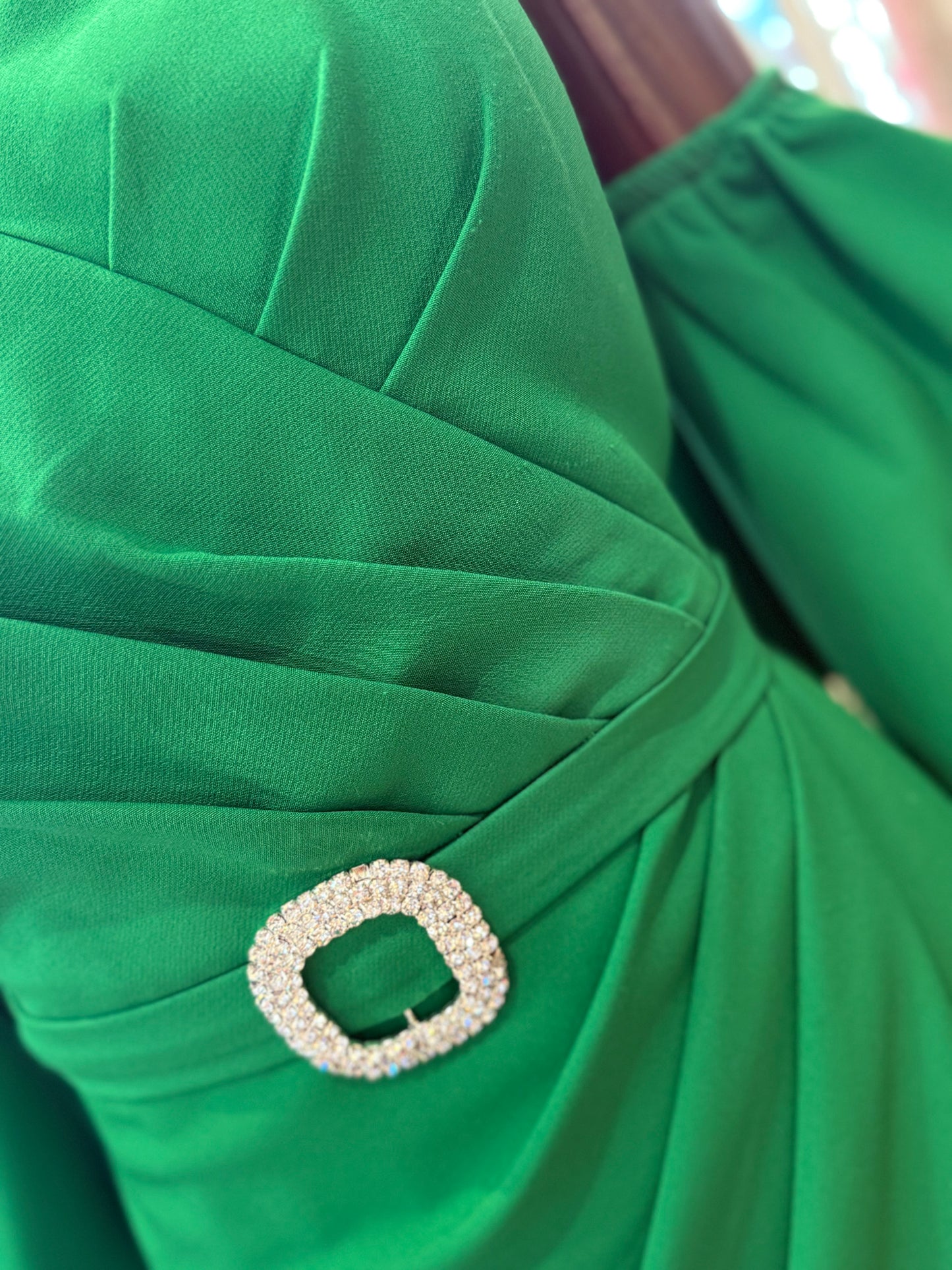 Vestido Verde com penas nos braços