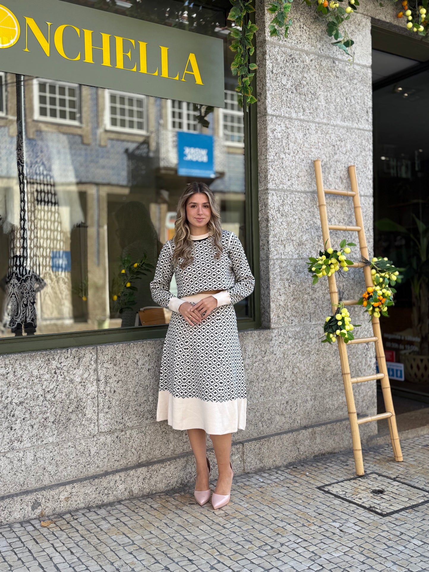 Conjunto de manha com padrões em preto e branco