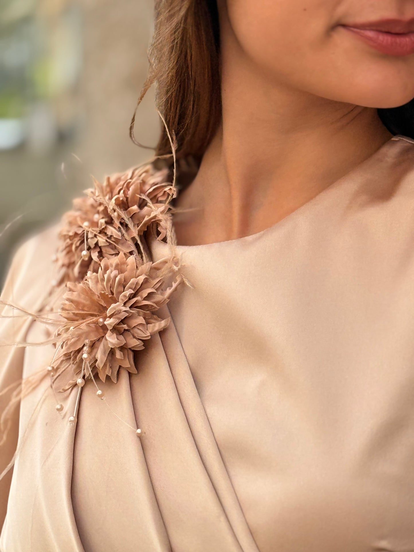 Vestido cetim com capa na manga