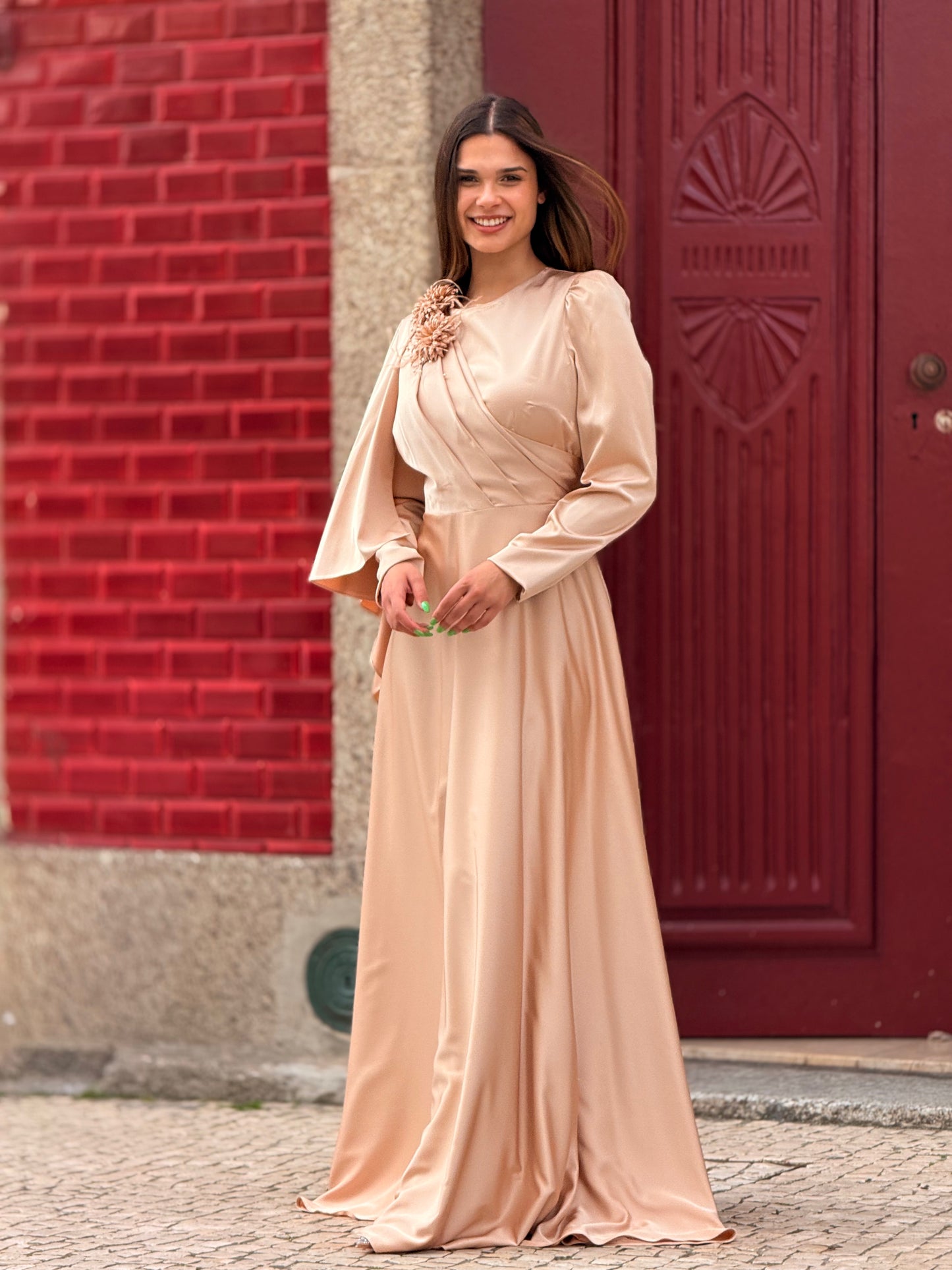 Vestido cetim com capa na manga