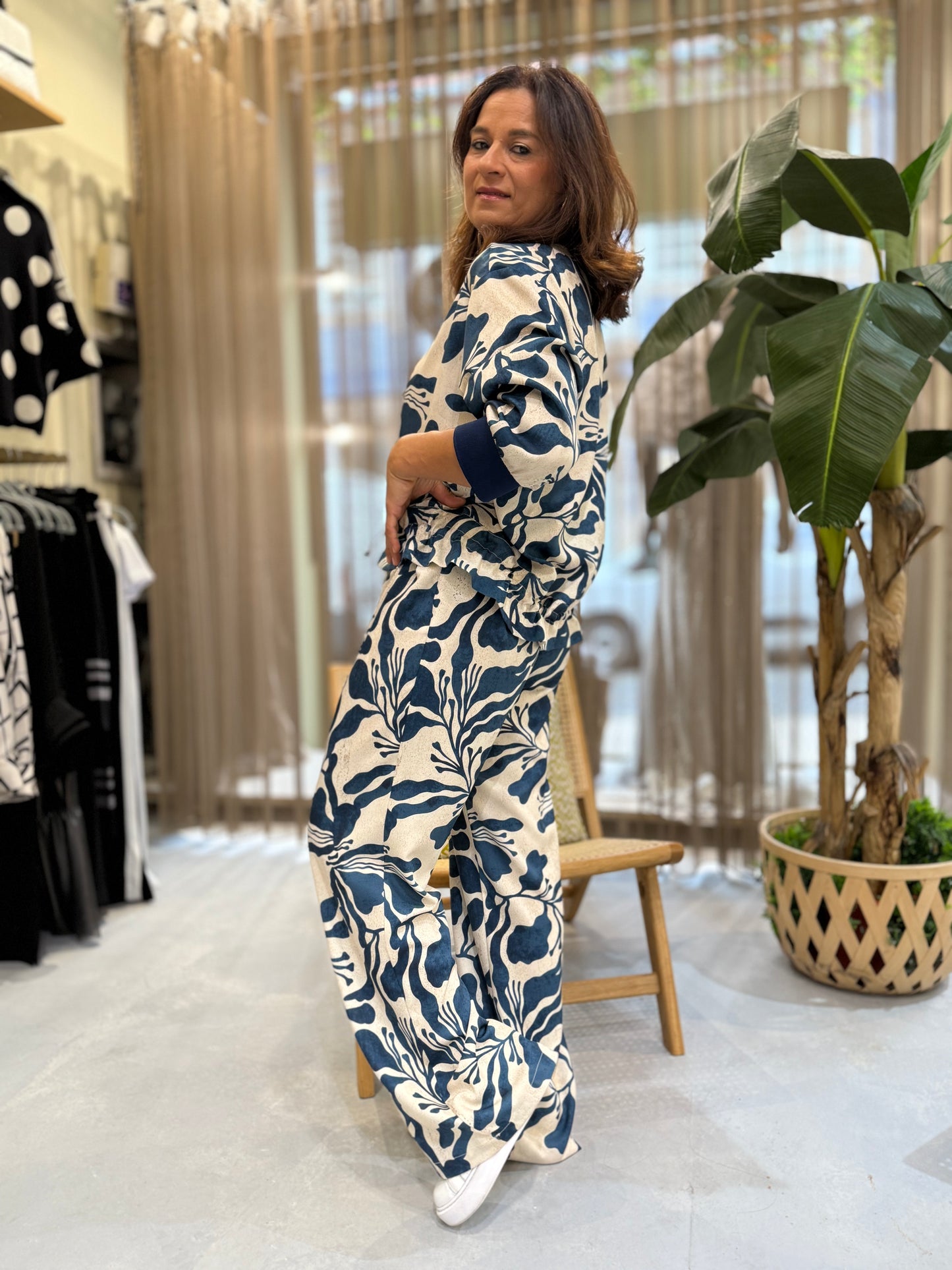 Calça com padrão de flores azuis