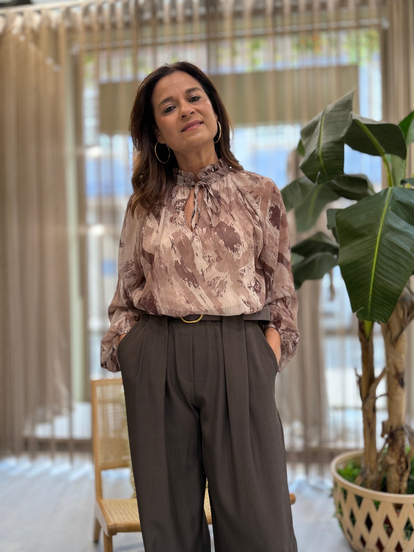 Blusa com padrão em tons neutros