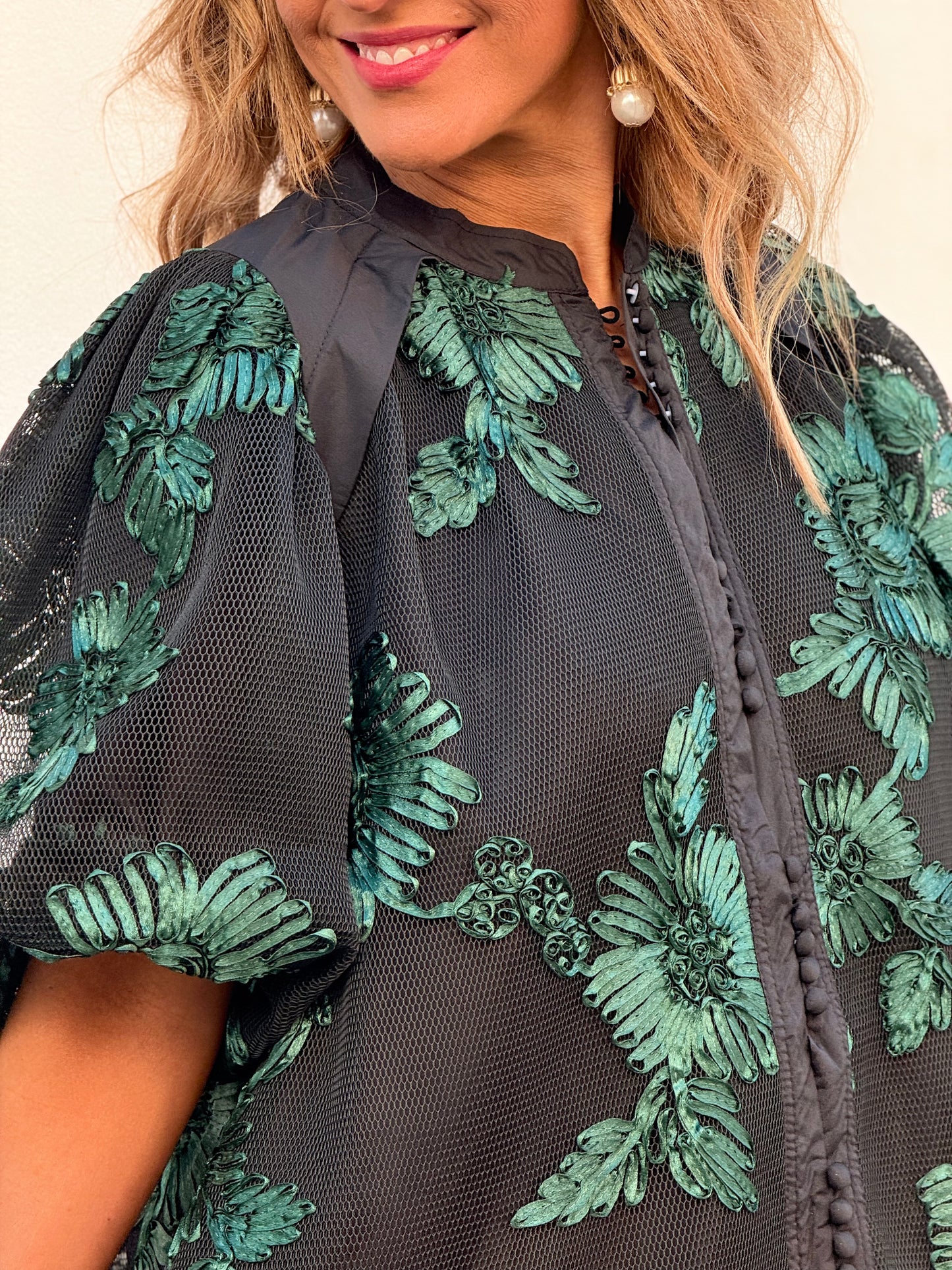 Vestido em rede com bordados