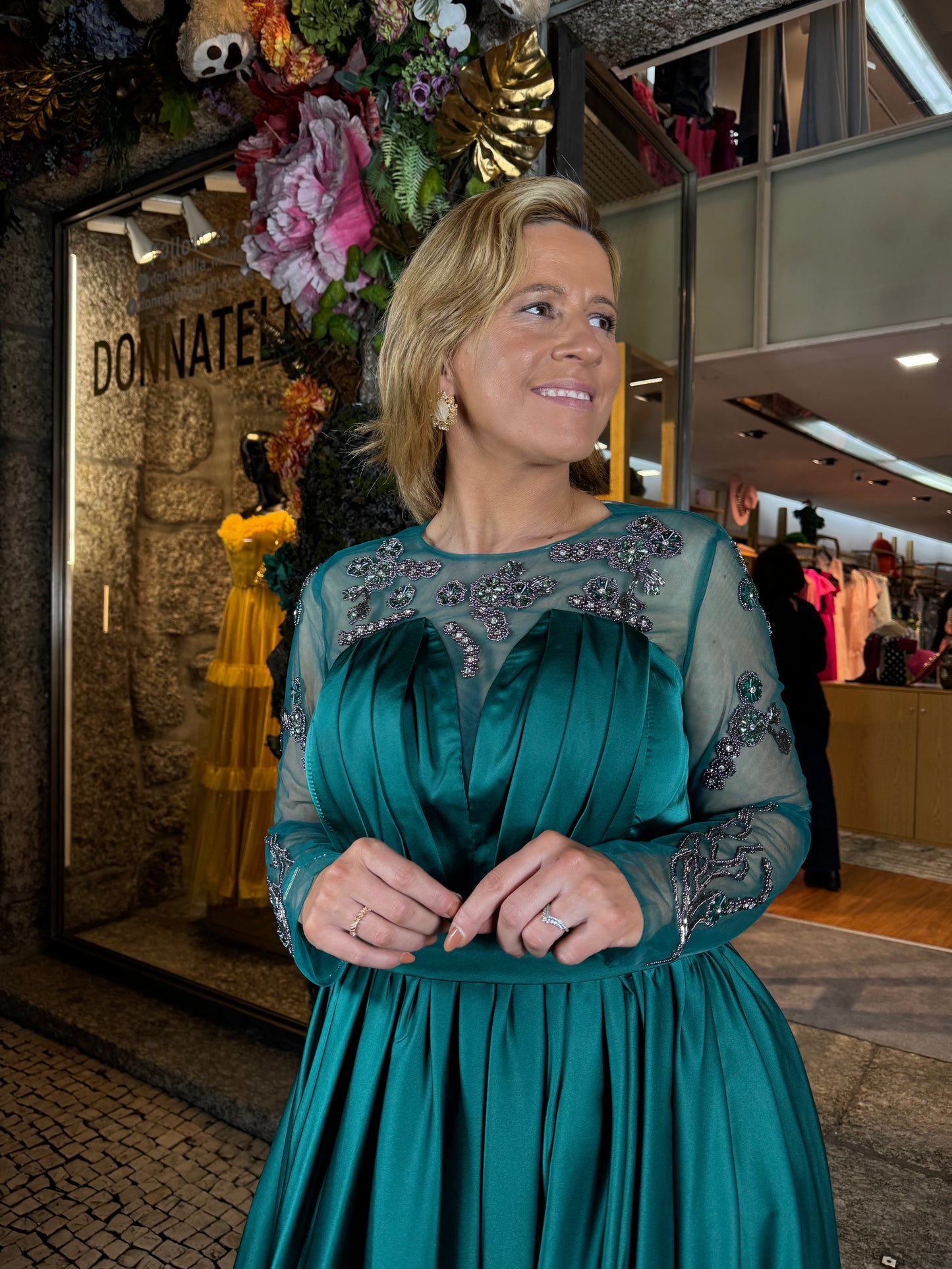 Vestido missangas bordadas em cetim e tule