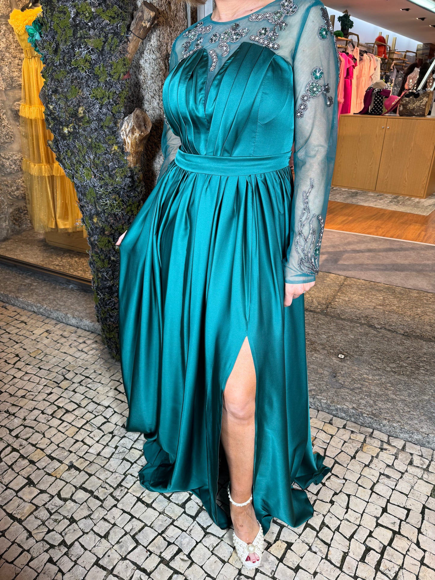 Vestido missangas bordadas em cetim e tule