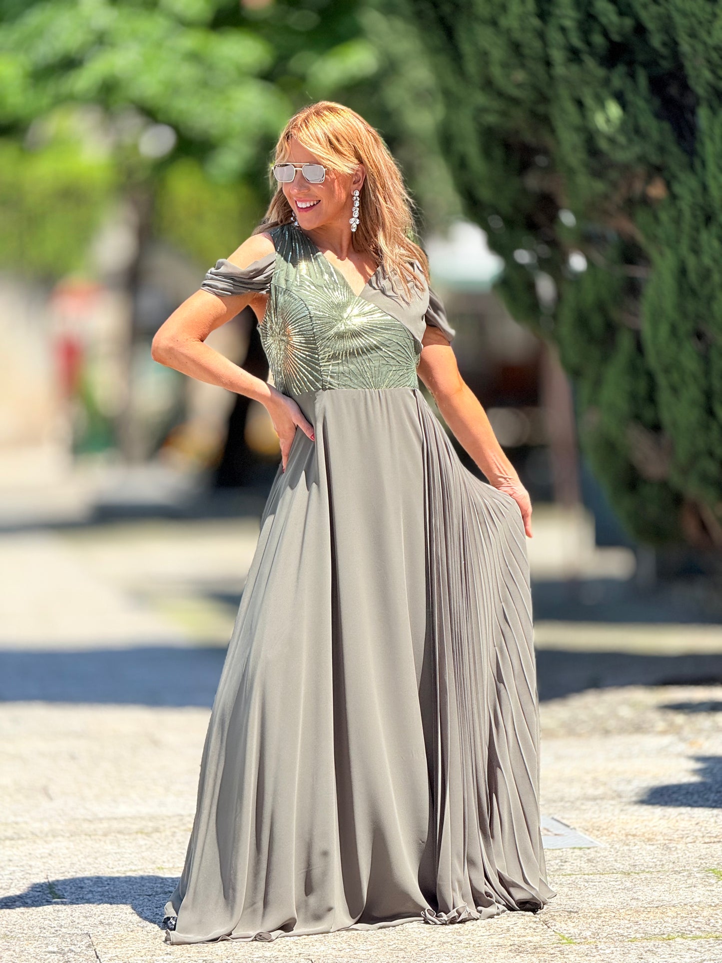 Vestido verde com plissado e lantejoulas