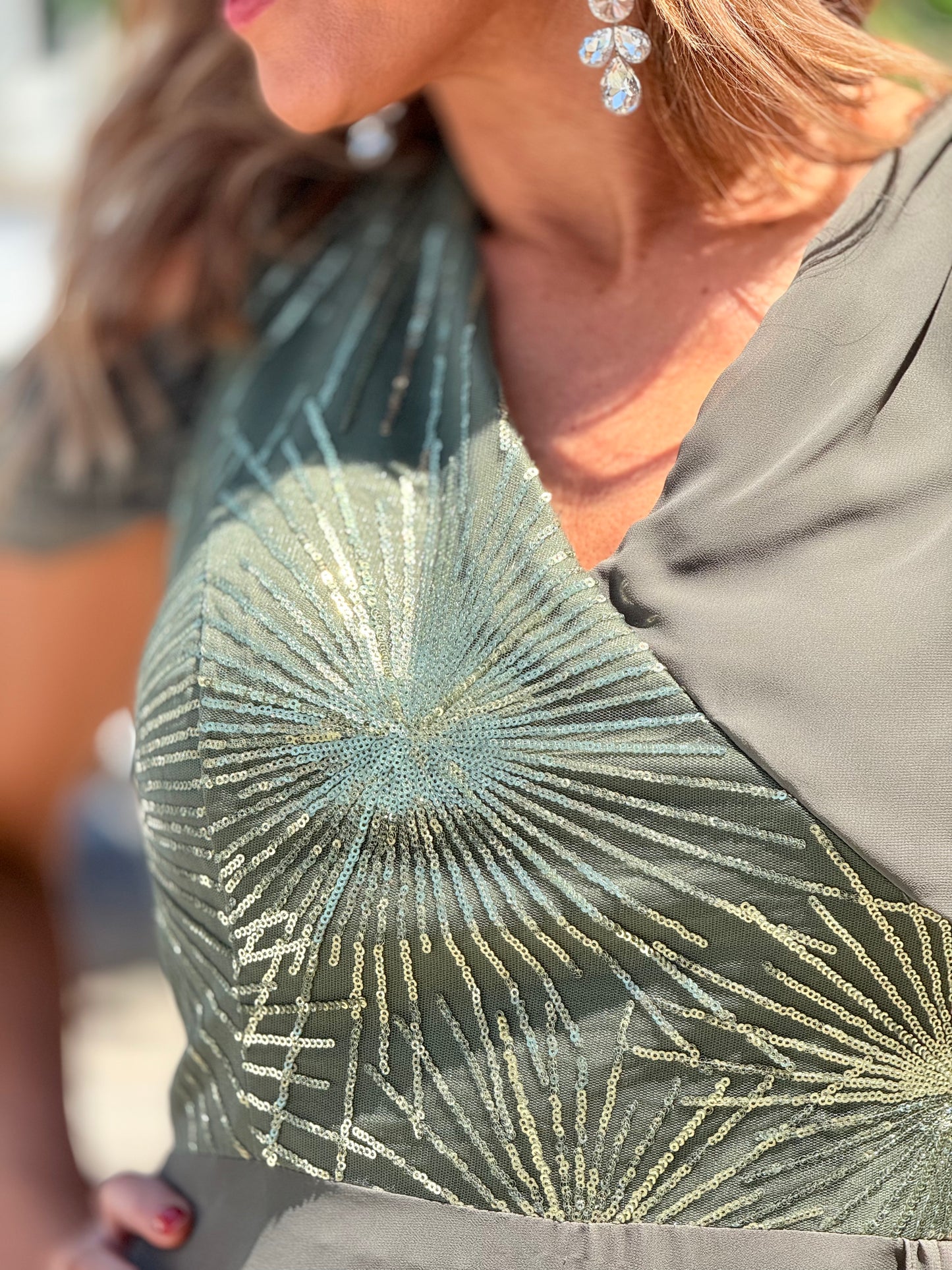 Vestido verde com plissado e lantejoulas