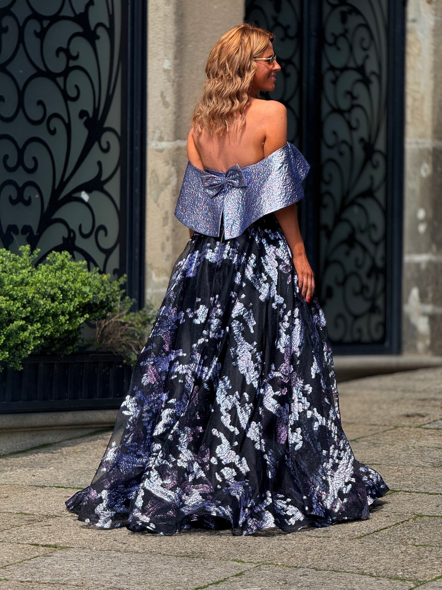 Vestido texturado com capa