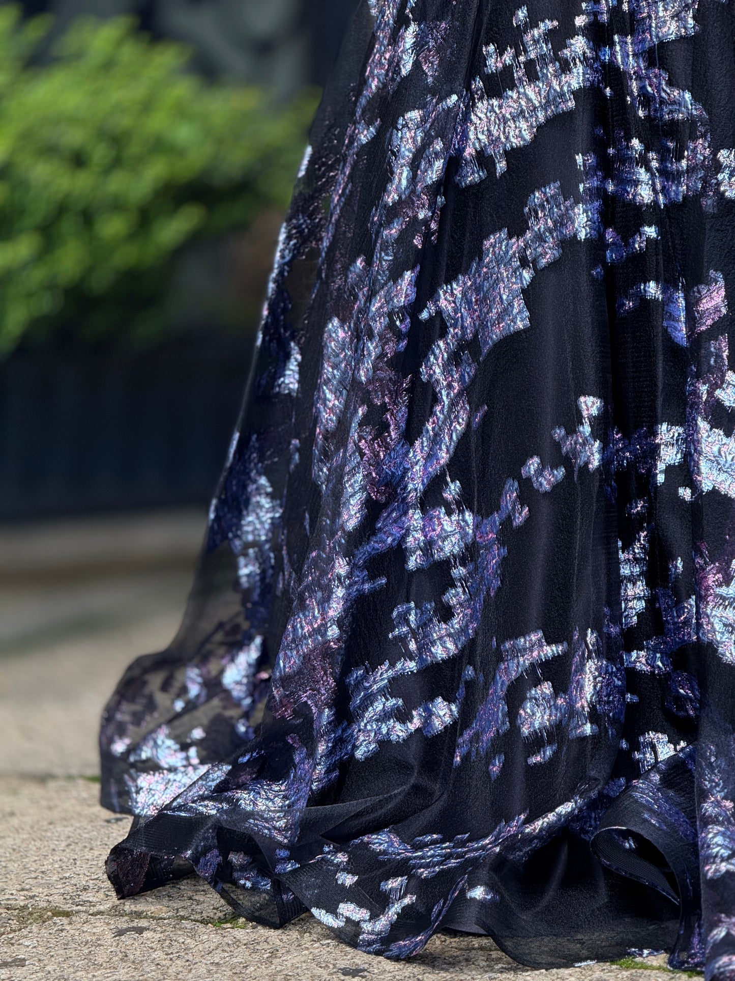 Vestido texturado com capa