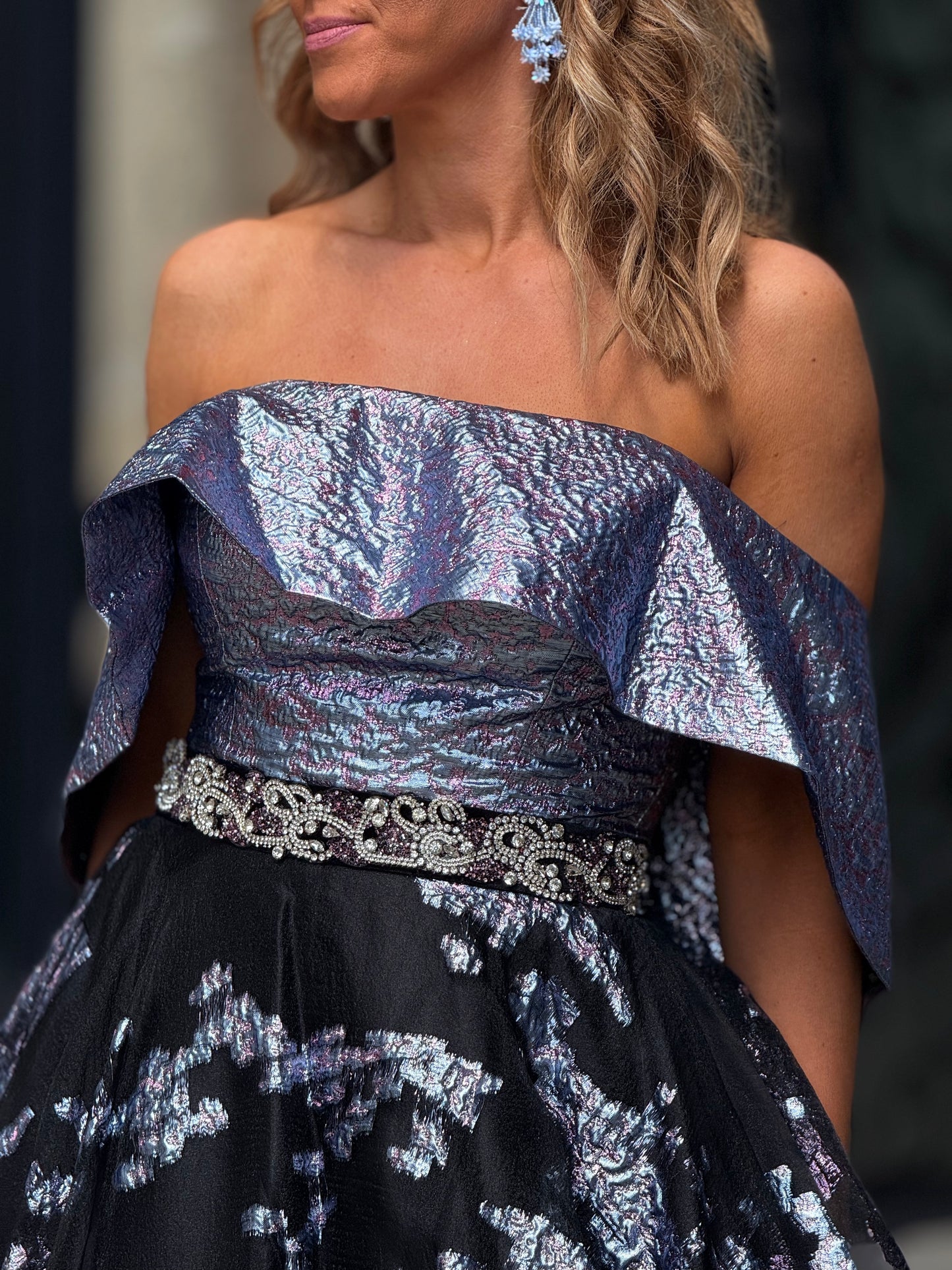 Vestido texturado com capa