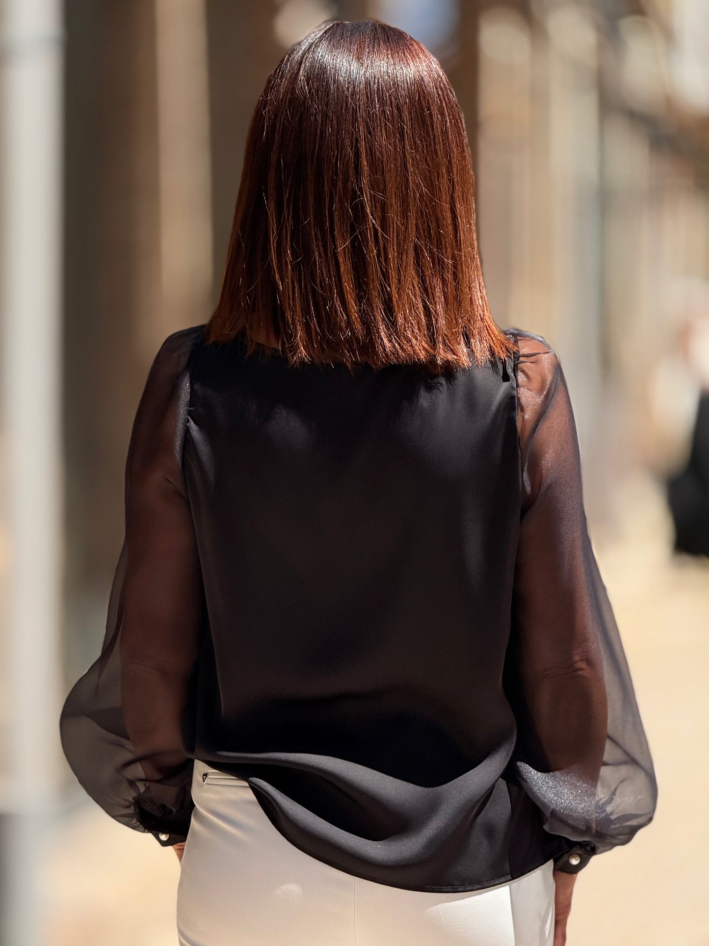 Blusa pérola e transparência
