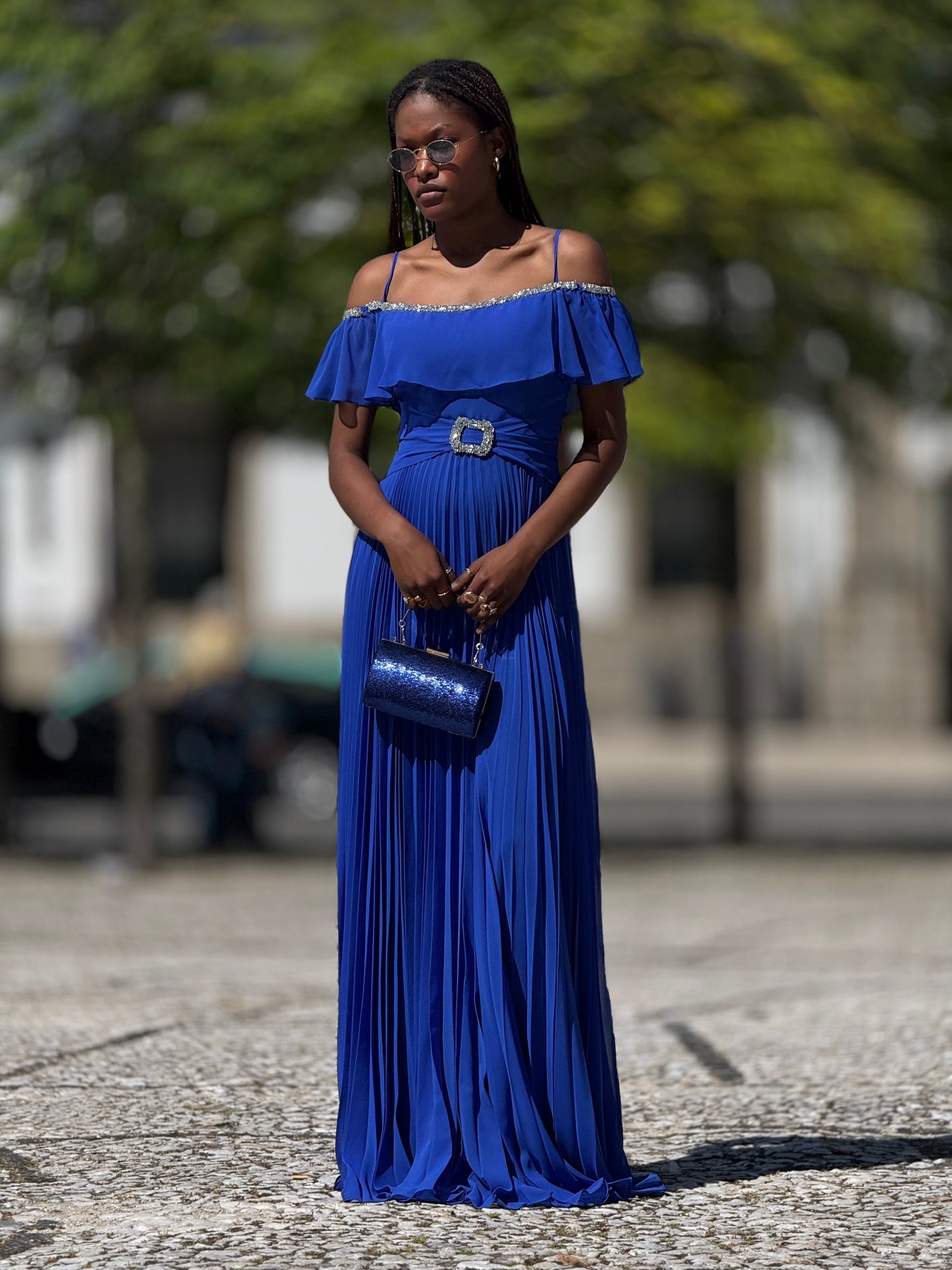 Vestido decote em V com cinto de brilho