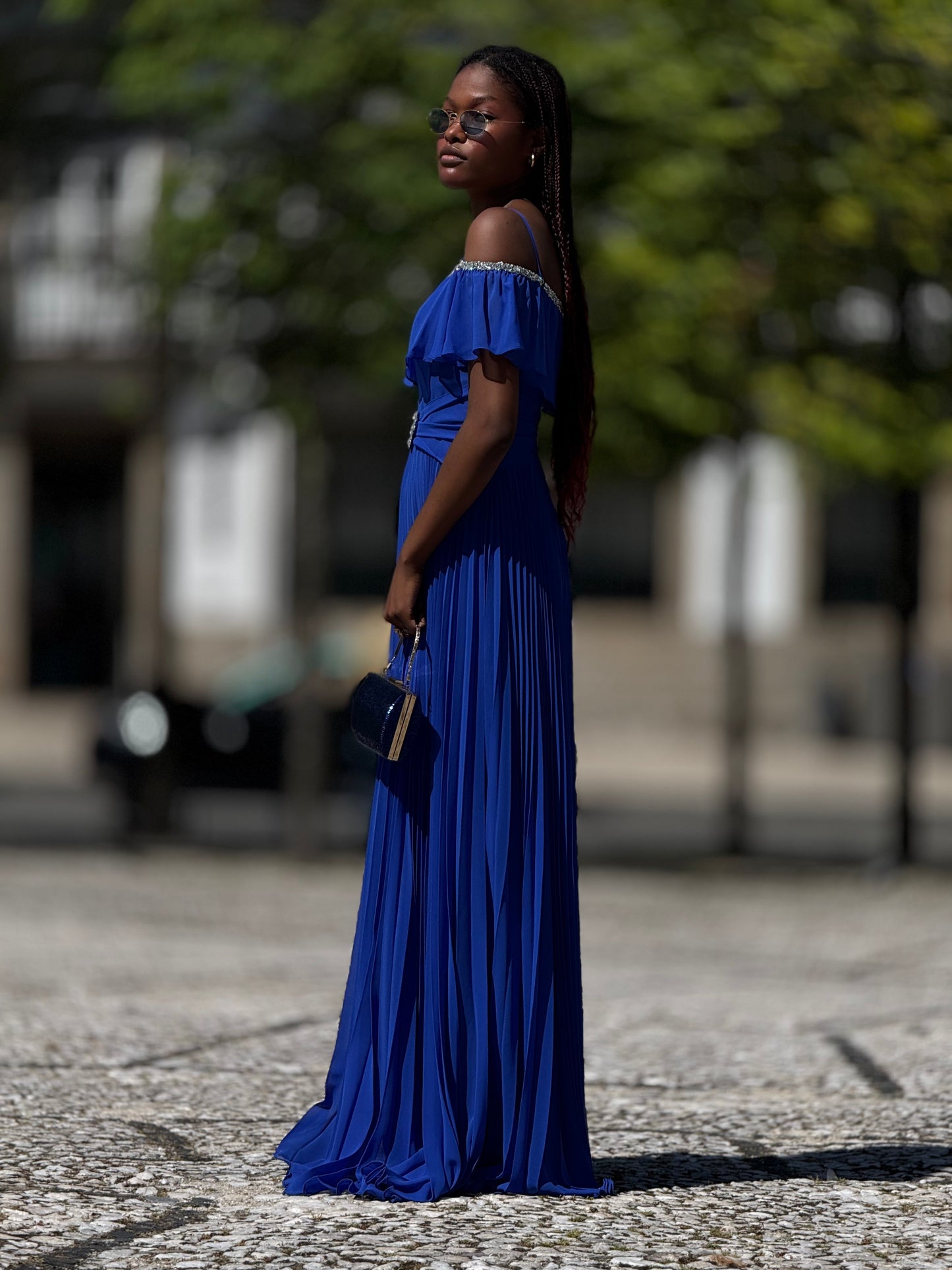 Vestido decote em V com cinto de brilho
