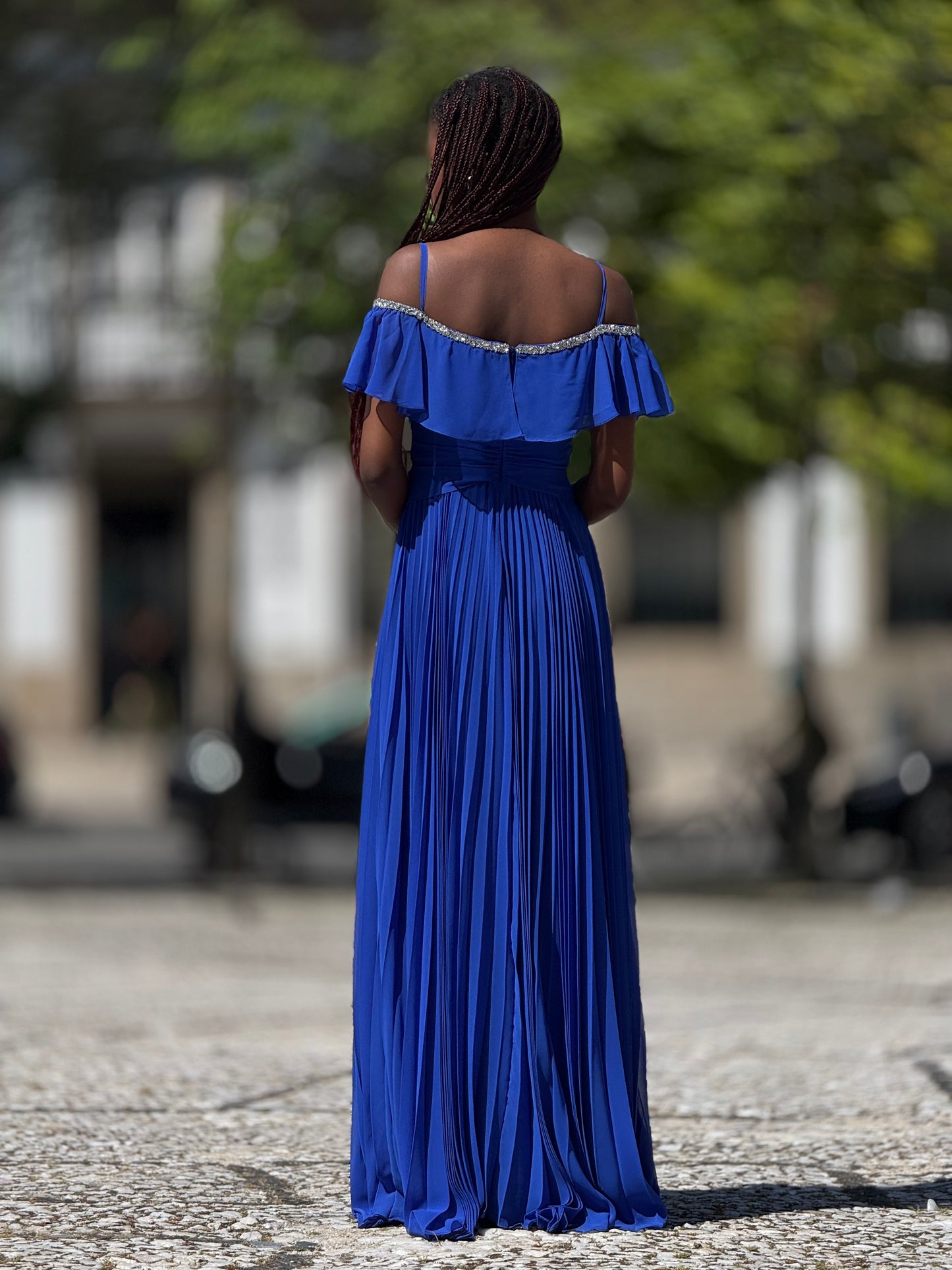 Vestido decote em V com cinto de brilho