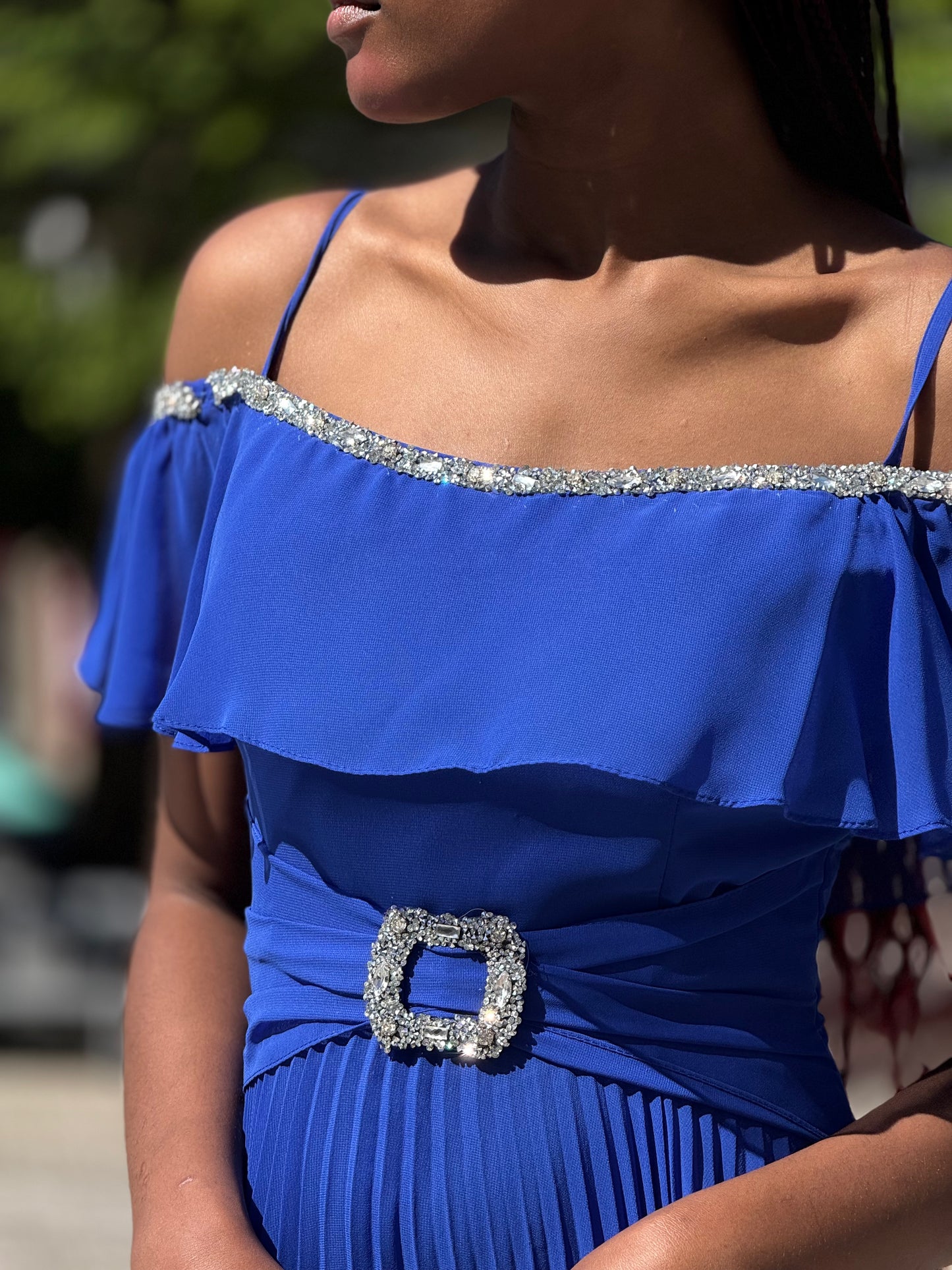 Vestido decote em V com cinto de brilho