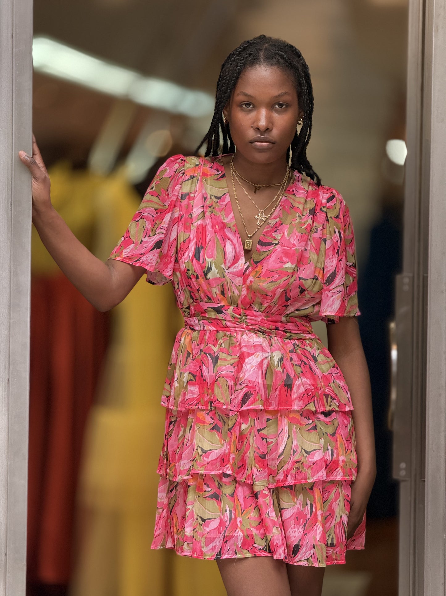 Vestido curto de folhos
