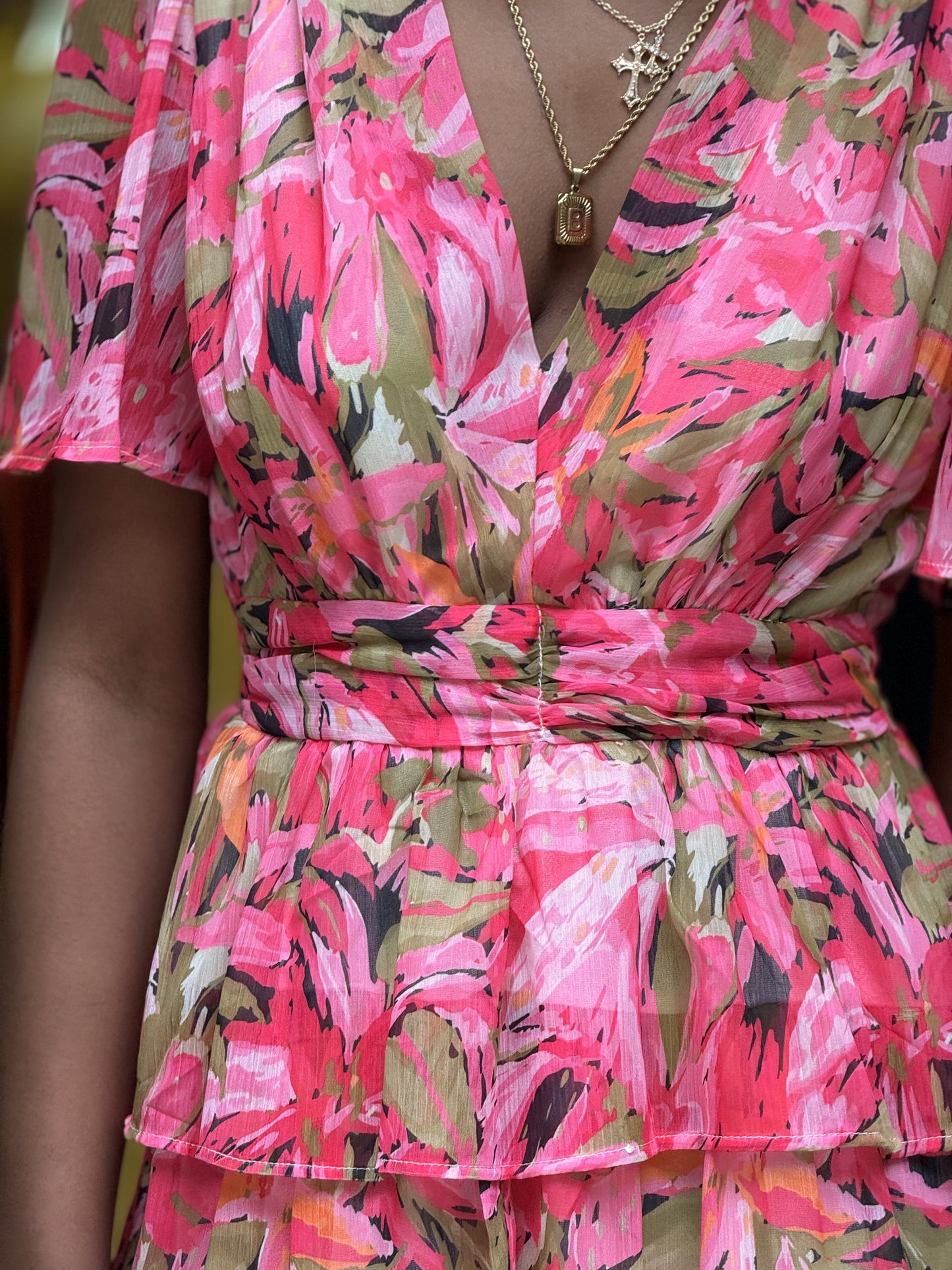Vestido curto de folhos