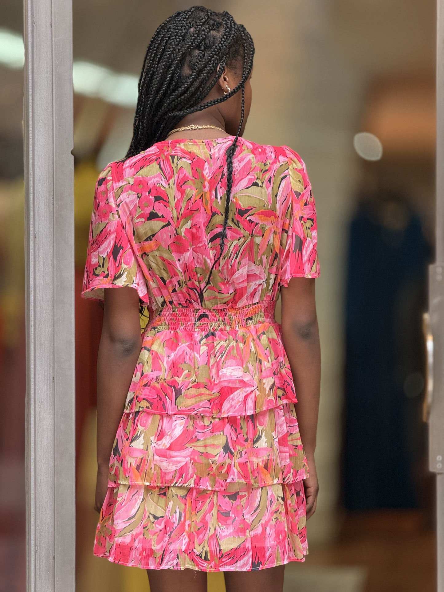 Vestido curto de folhos