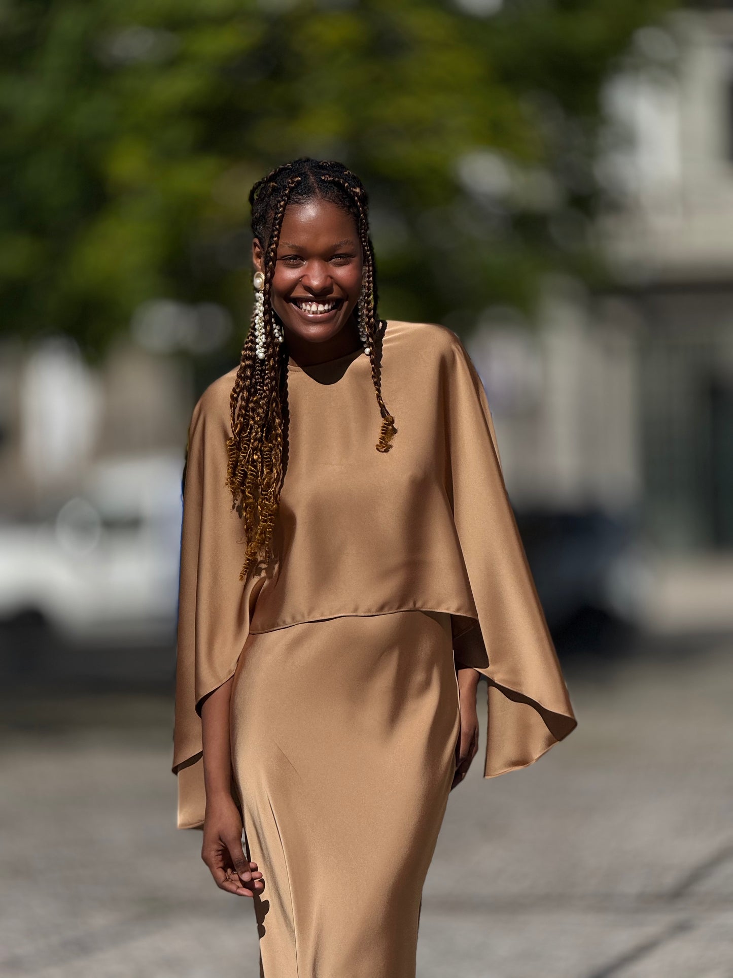 Vestido cetim com capa