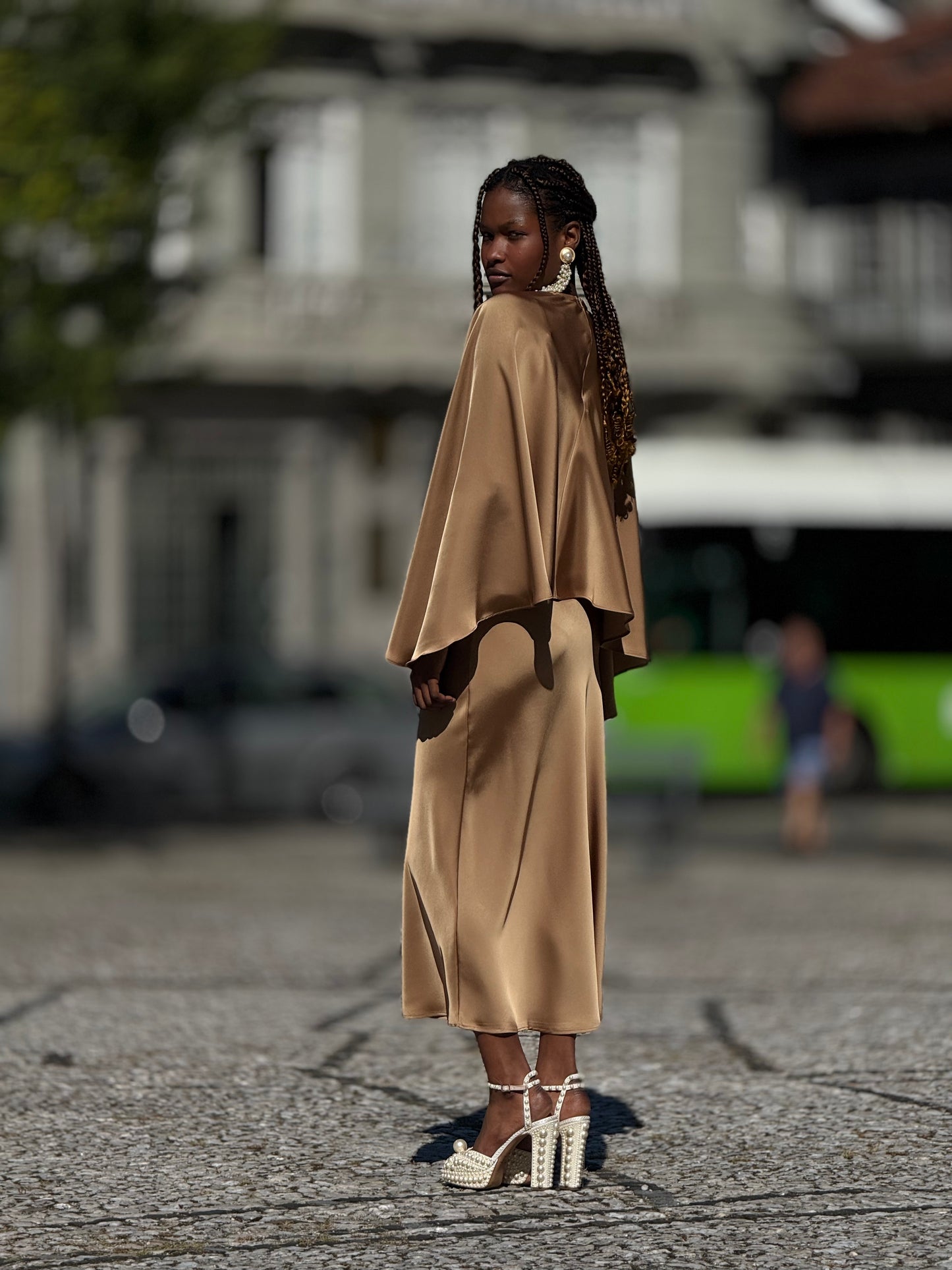 Vestido cetim com capa