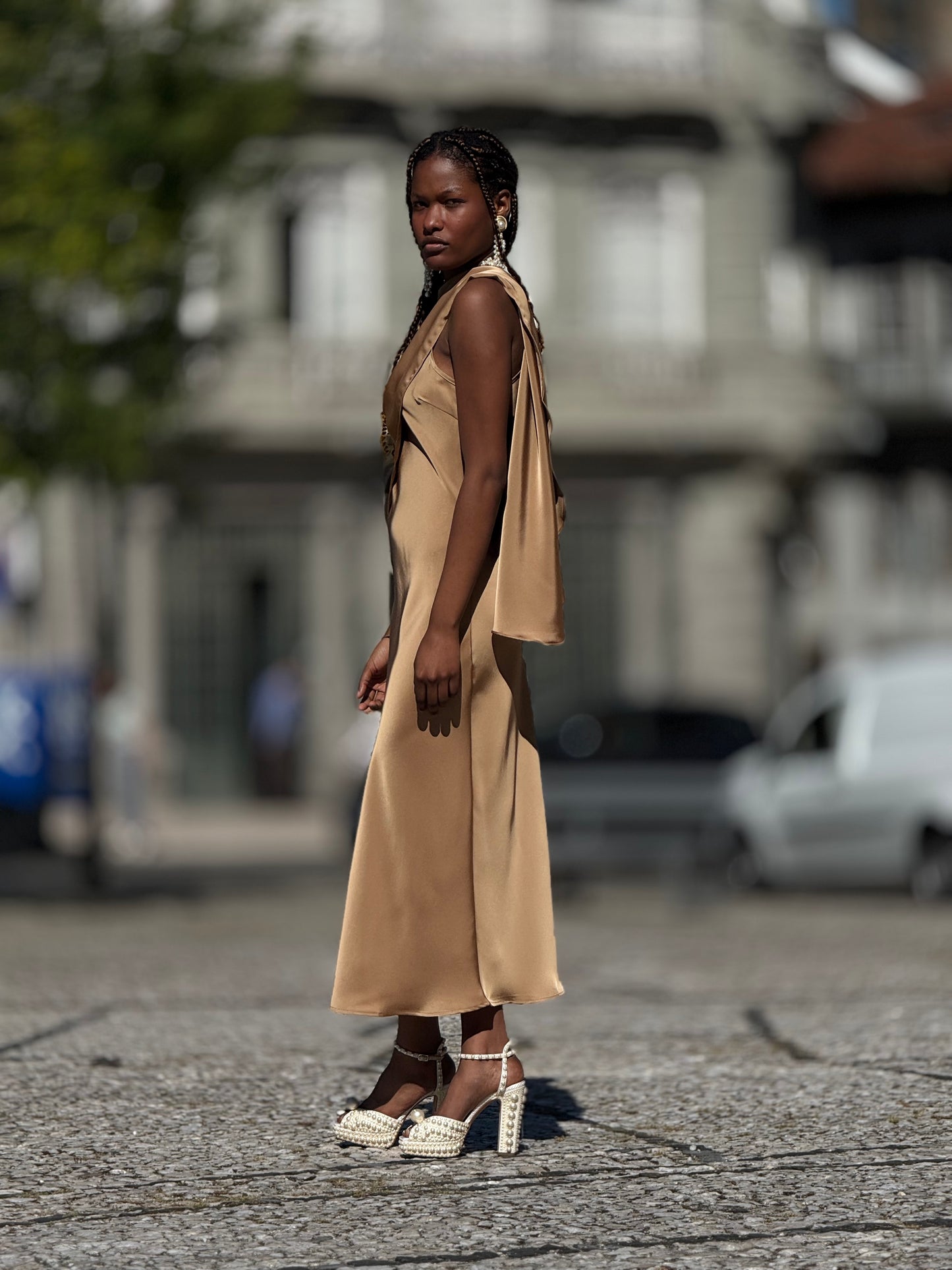 Vestido cetim com capa