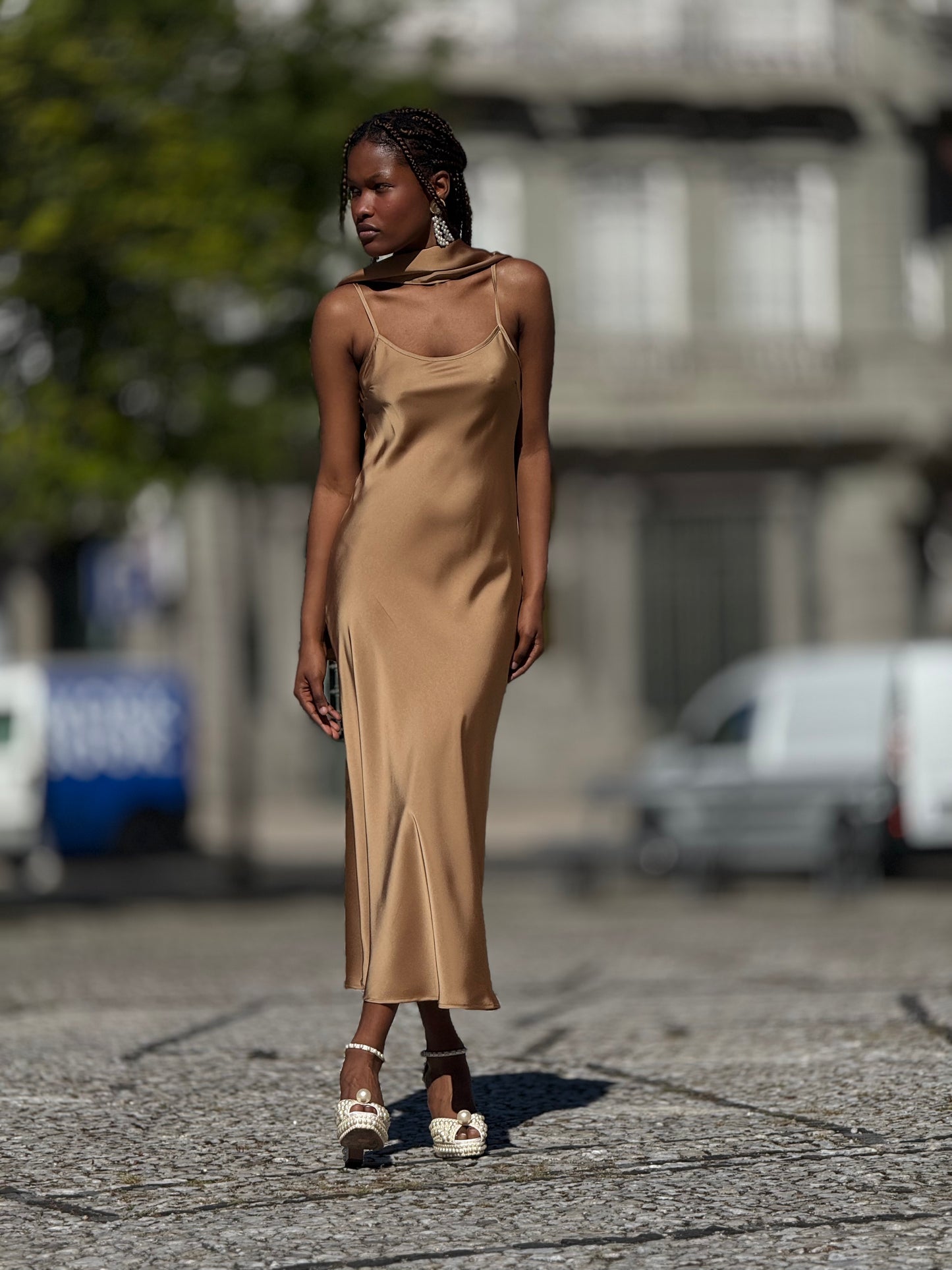 Vestido cetim com capa