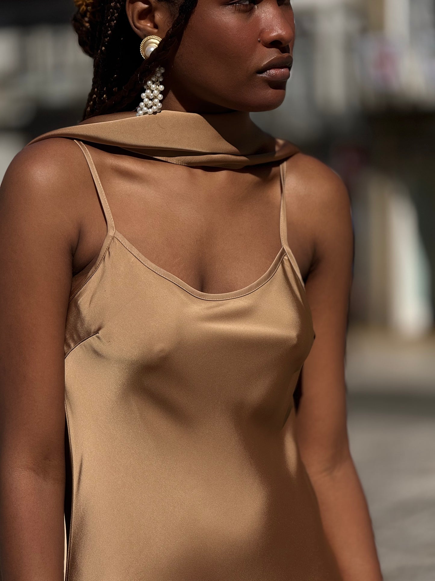 Vestido cetim com capa