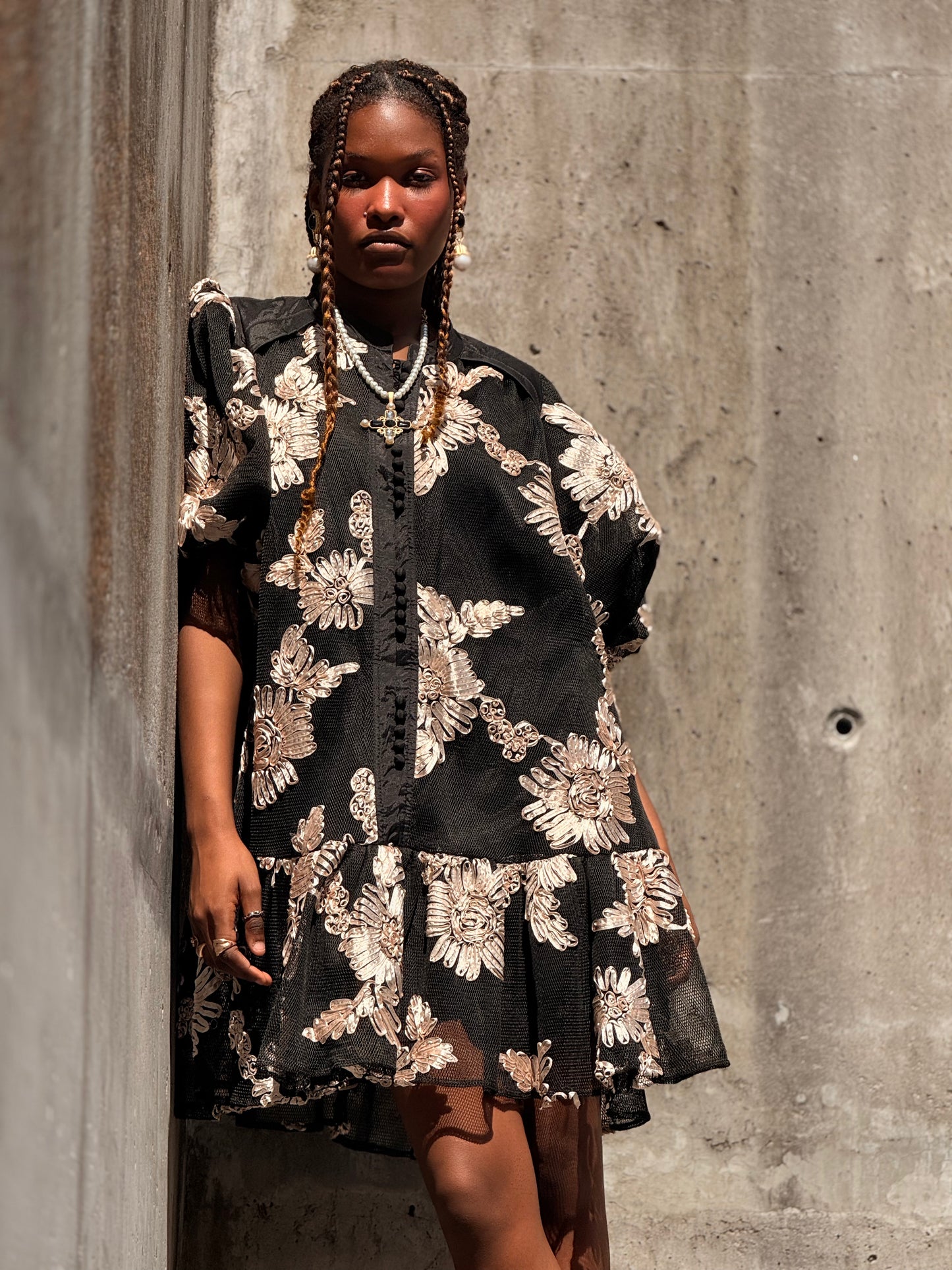 Vestido em rede com bordados