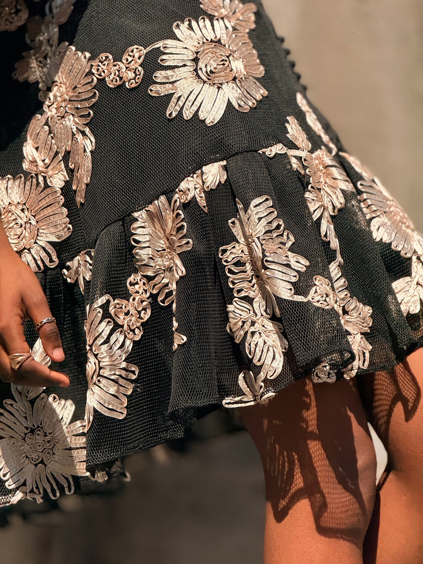 Vestido em rede com bordados