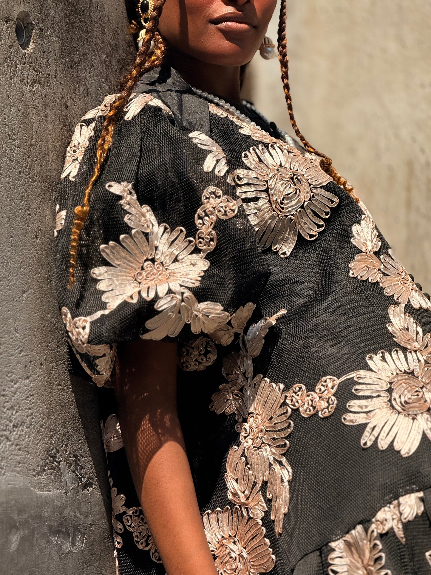 Vestido em rede com bordados
