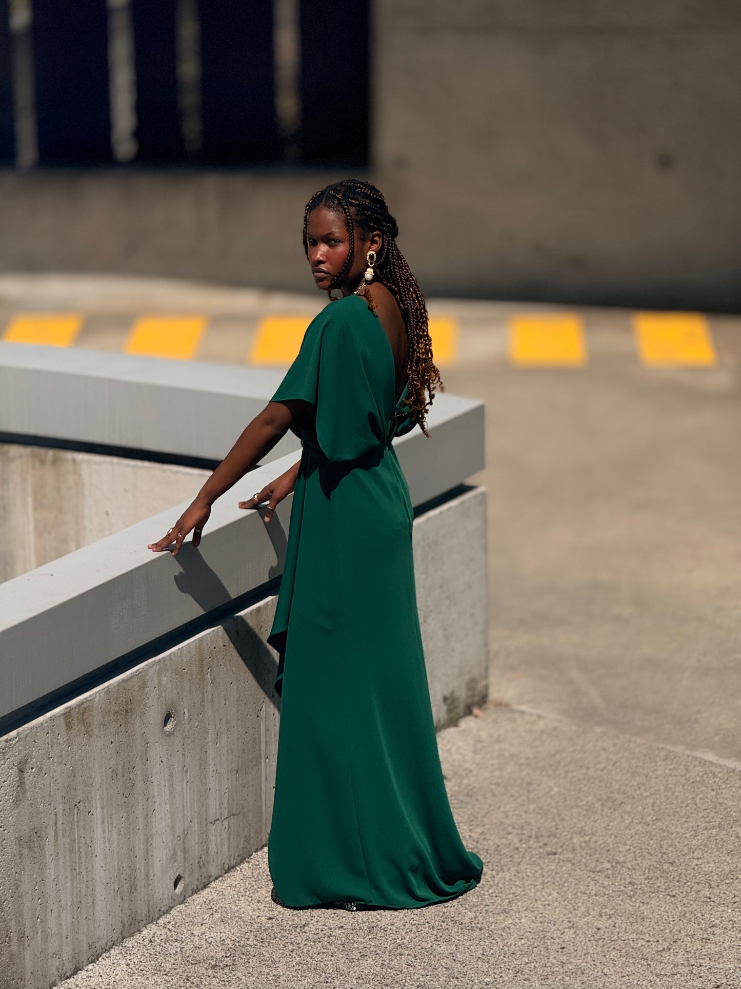 Vestido decote em V com cinto de brilho