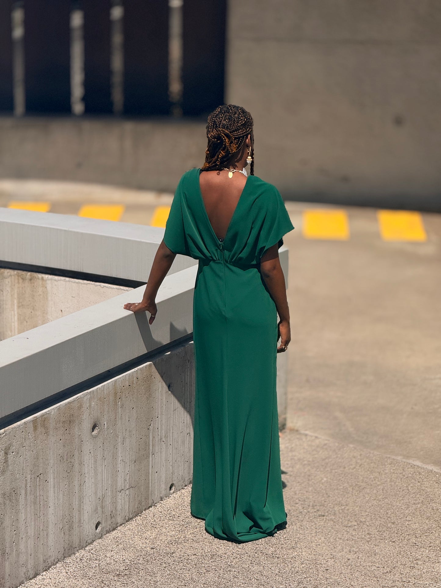 Vestido decote em V com cinto de brilho