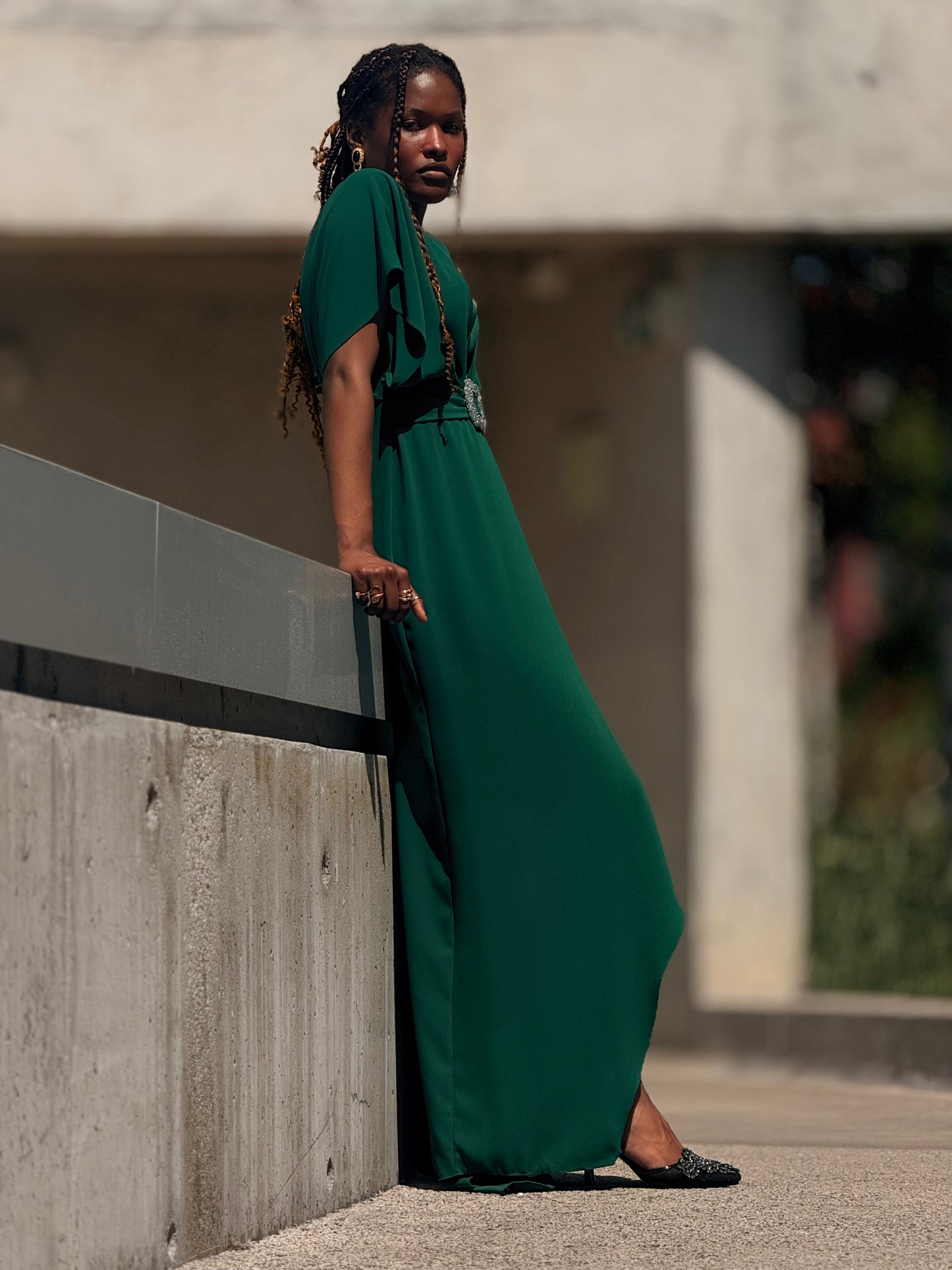 Vestido decote em V com cinto de brilho