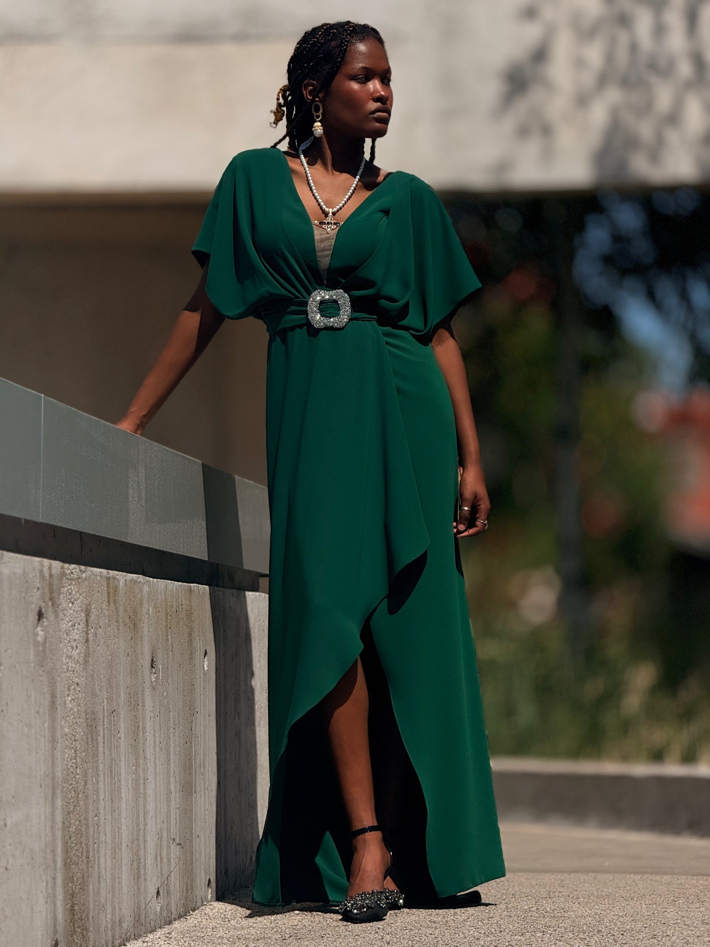 Vestido decote em V com cinto de brilho