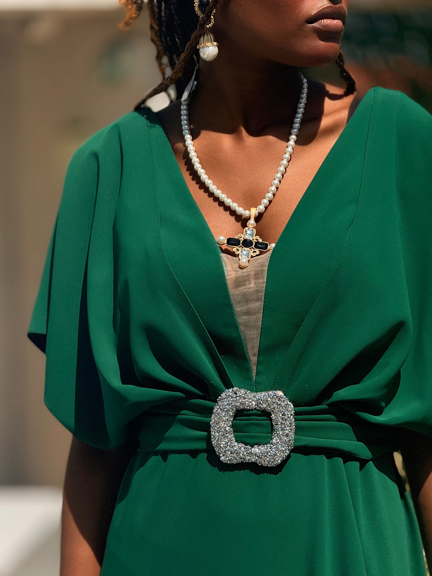 Vestido decote em V com cinto de brilho