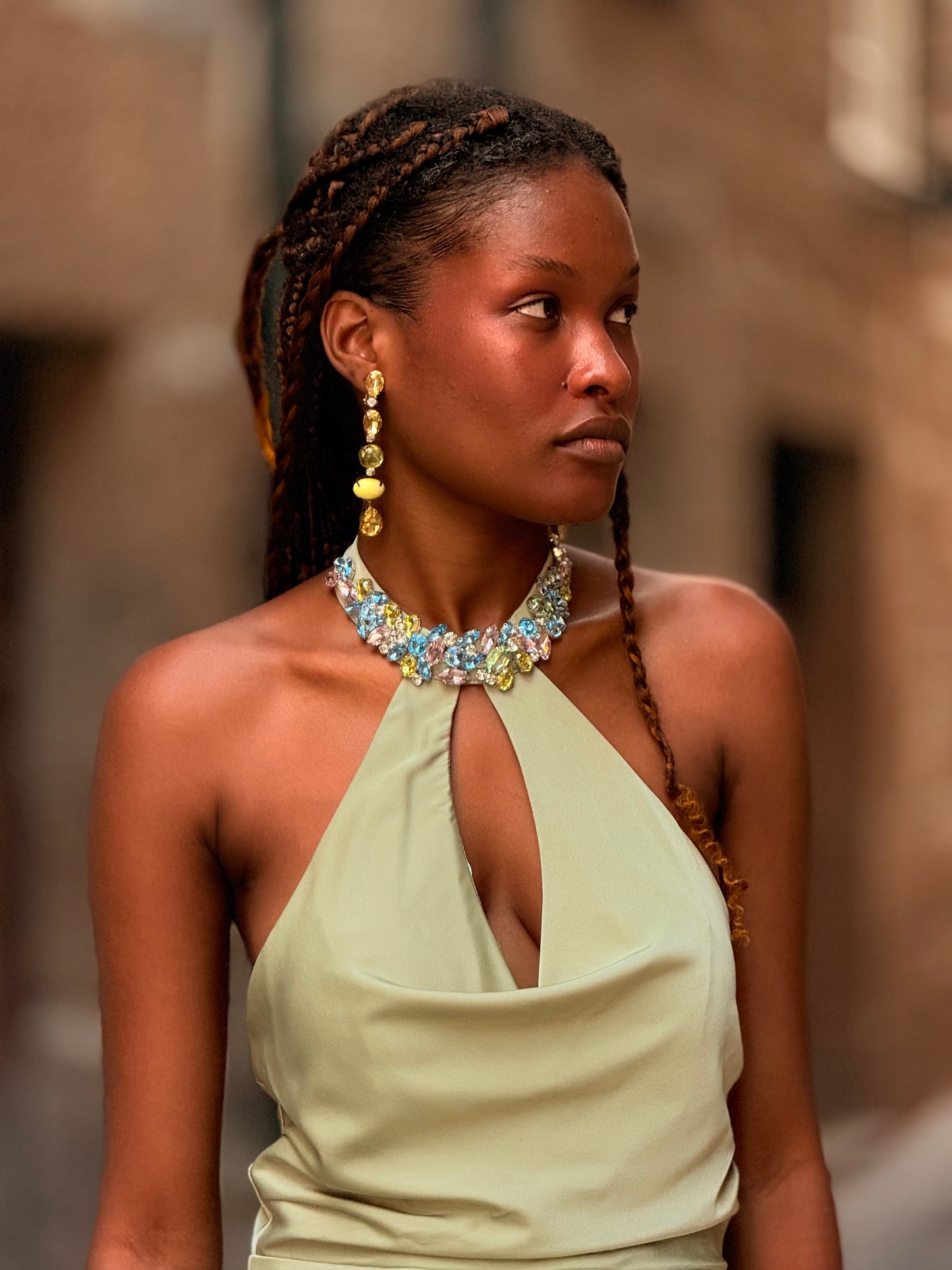Vestido com gargantilha
