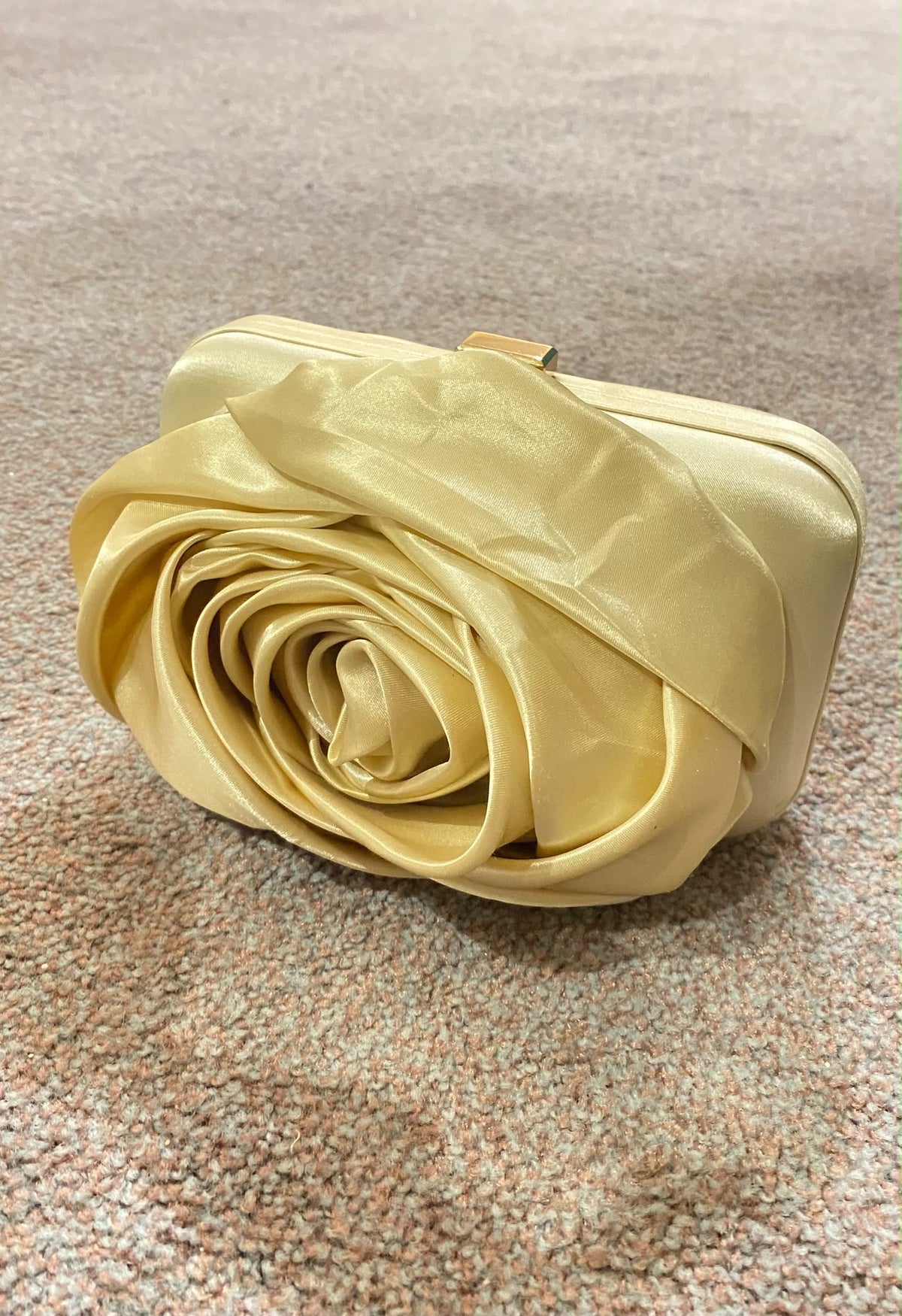 POCHETE DOURADA COM FLOR ACETINADA