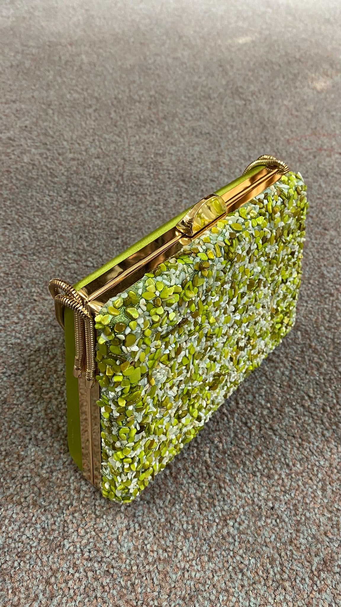 POCHETE VERDE COM PEDRARIA