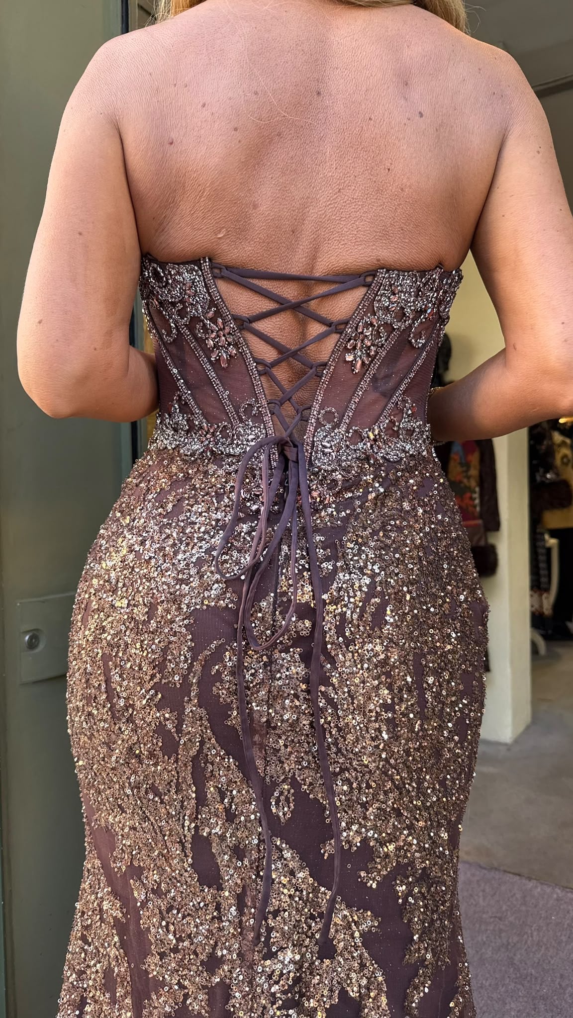 VESTIDO COM LANTEJOULAS