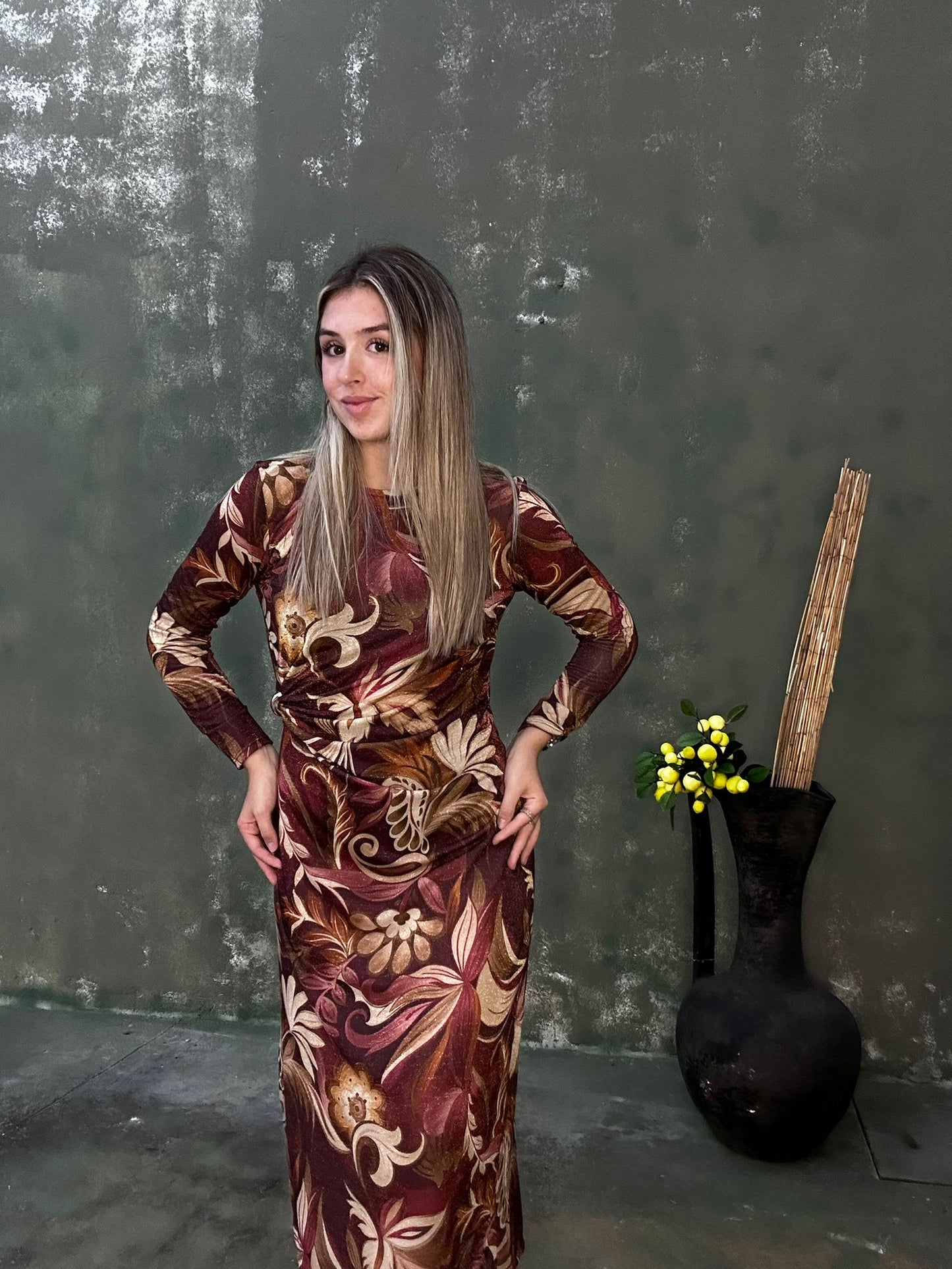 Vestido com padrões florais com detalhe dourado