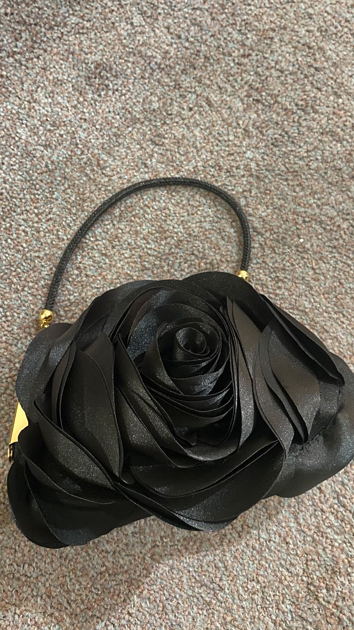 POCHETE PRETA ACETINADA COM FLOR