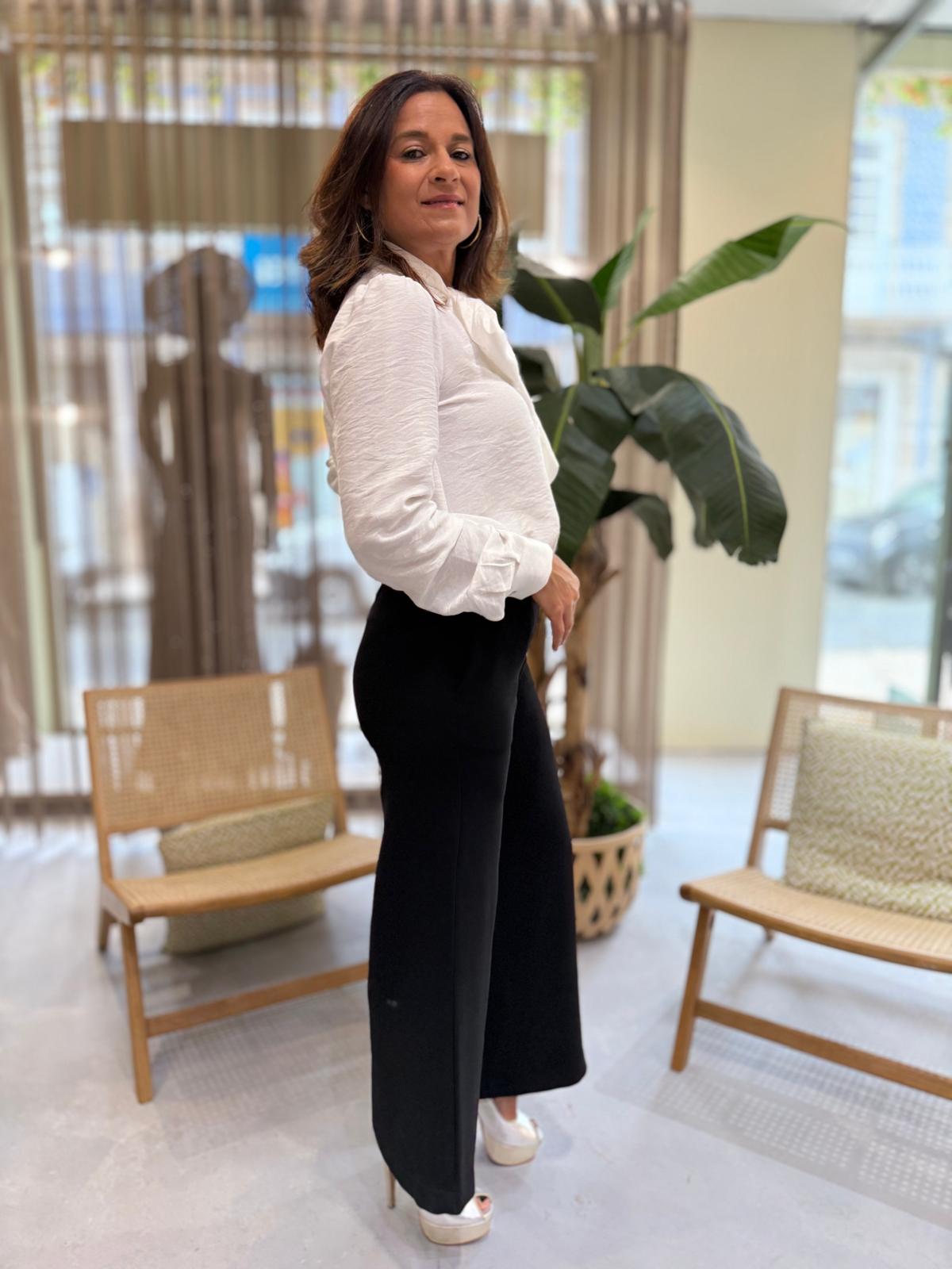 Blusa branca com laço no pescoço