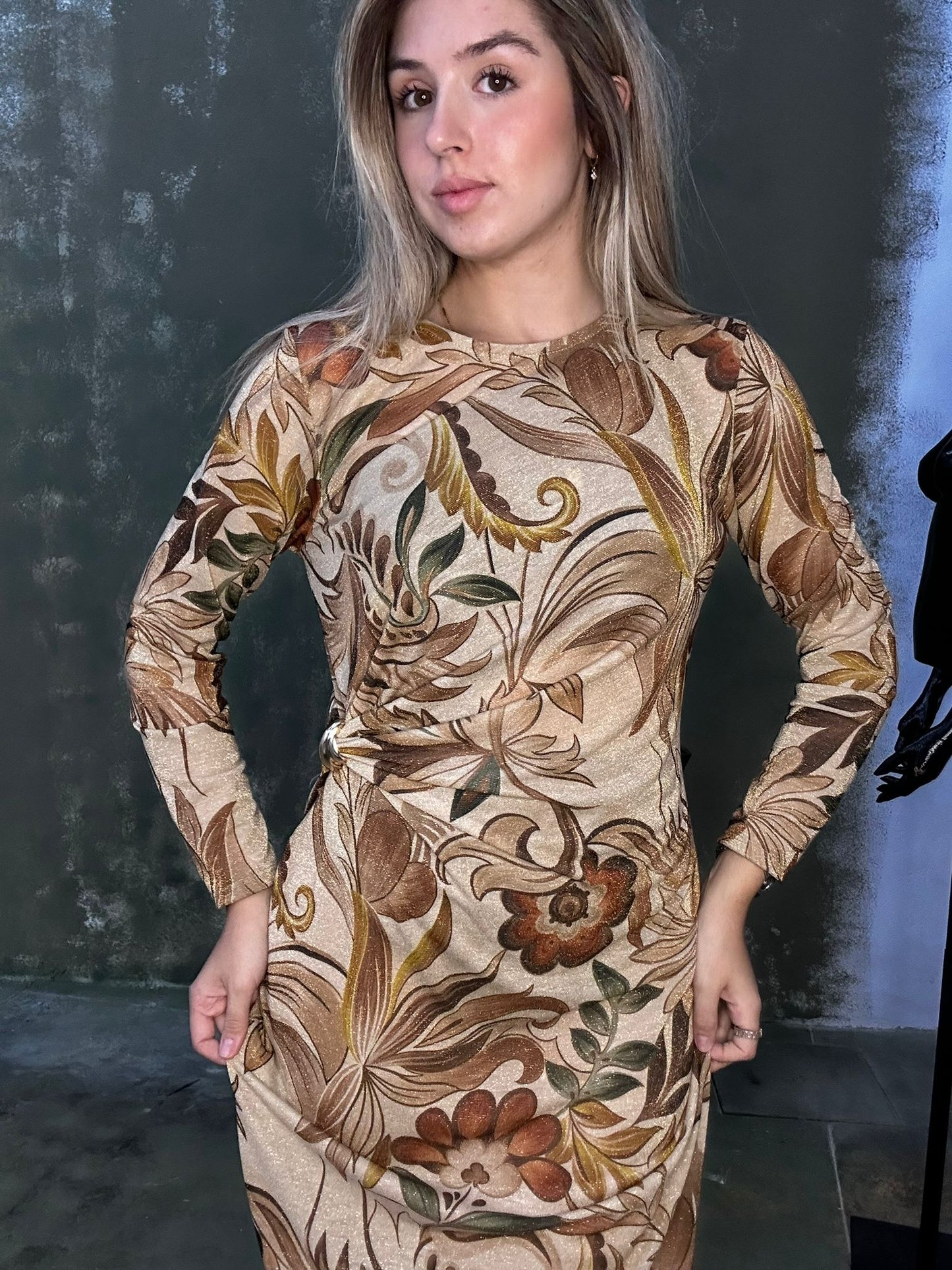 Vestido com padrões florais com detalhe dourado