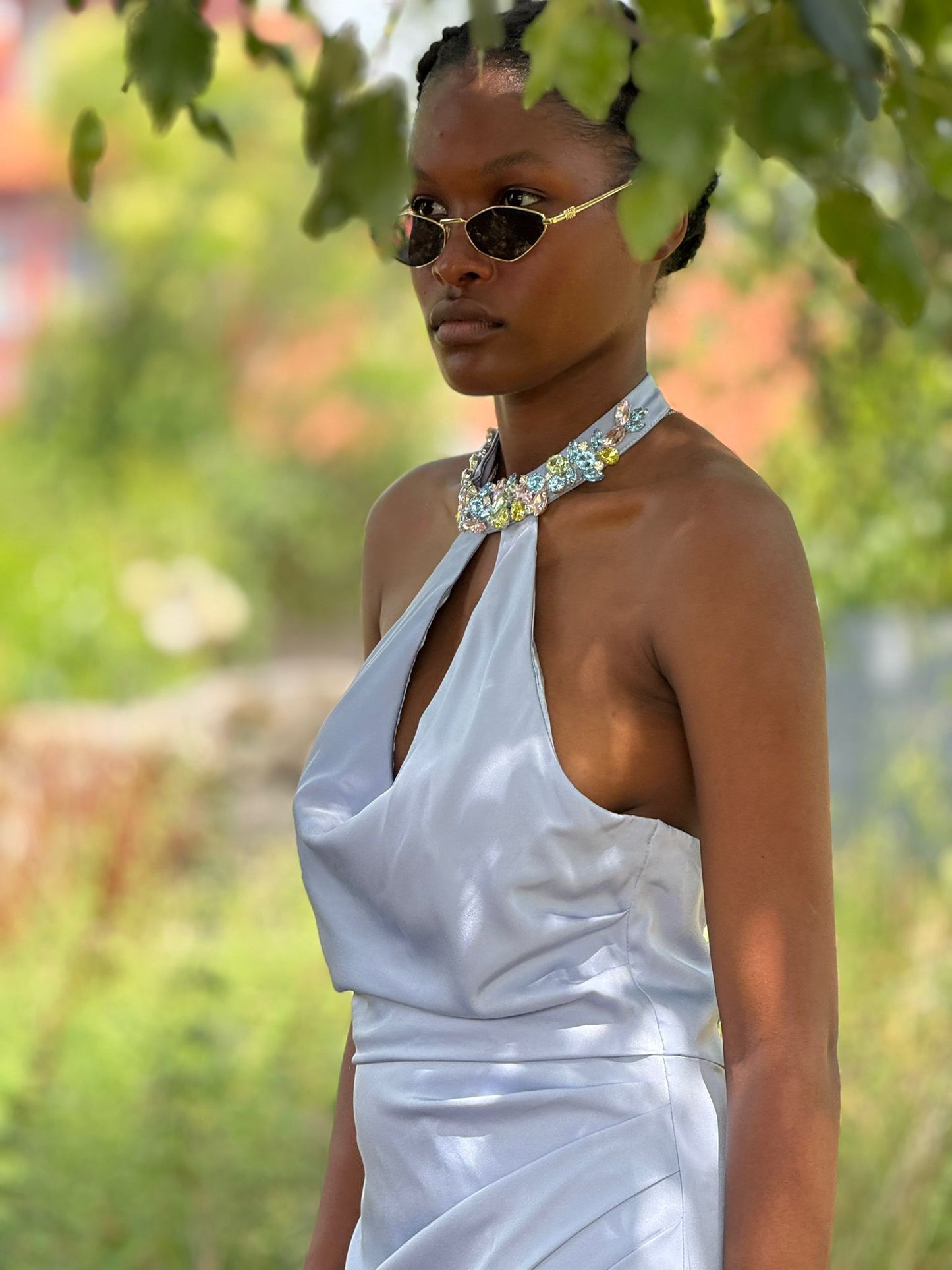 Vestido com gargantilha