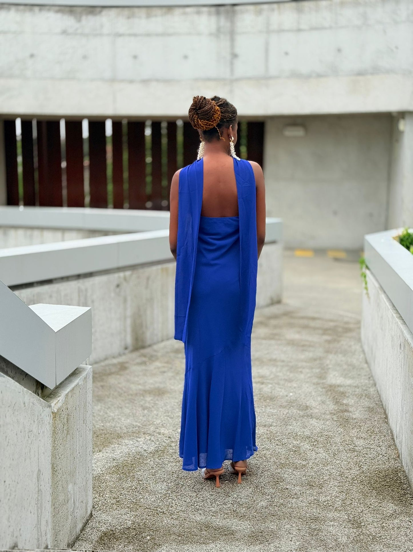 Vestido cai-cai com écharpe